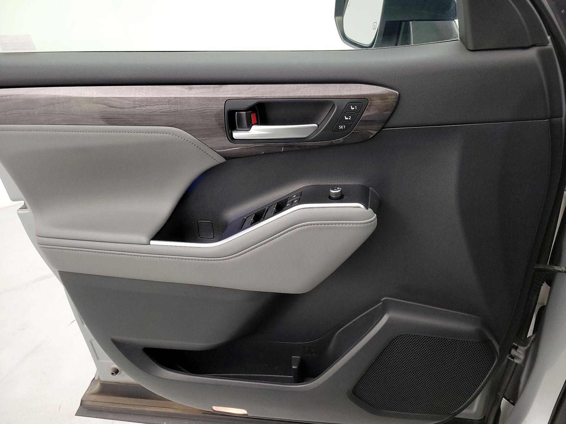 Thumbnail: 2021 Toyota Highlander - 12