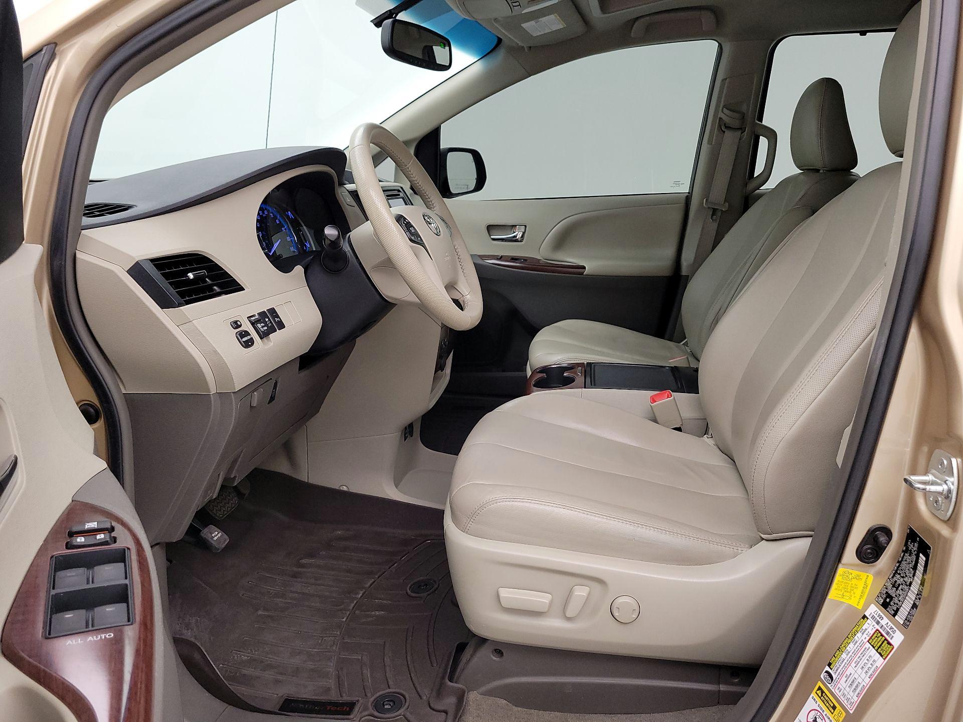 Thumbnail: 2013 Toyota Sienna - 11