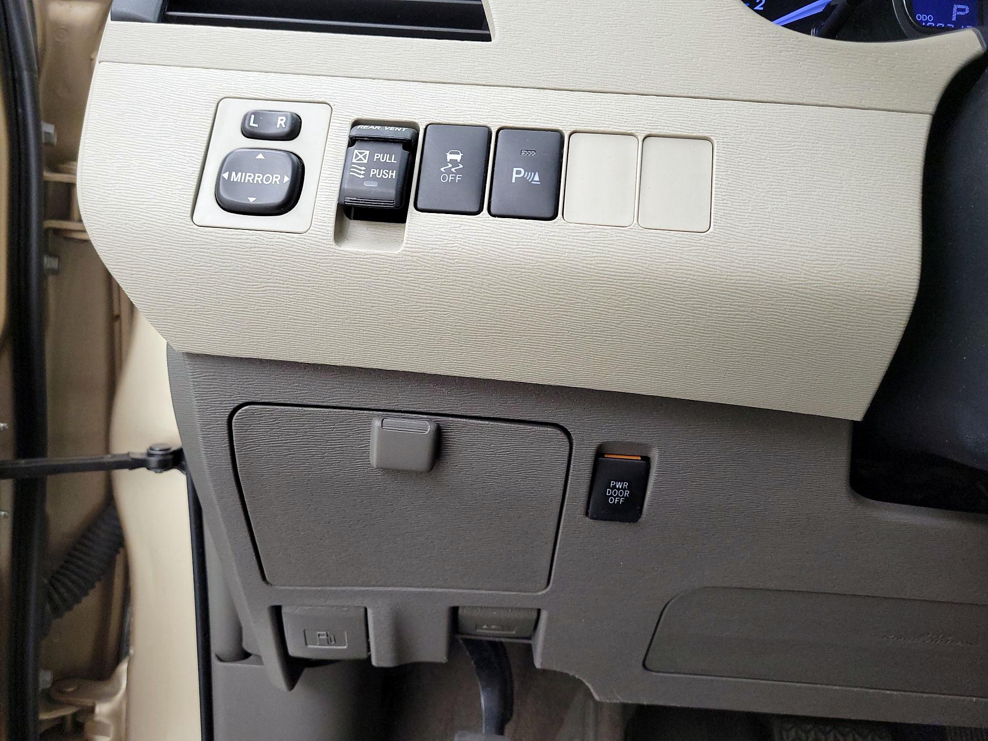 Thumbnail: 2013 Toyota Sienna - 13