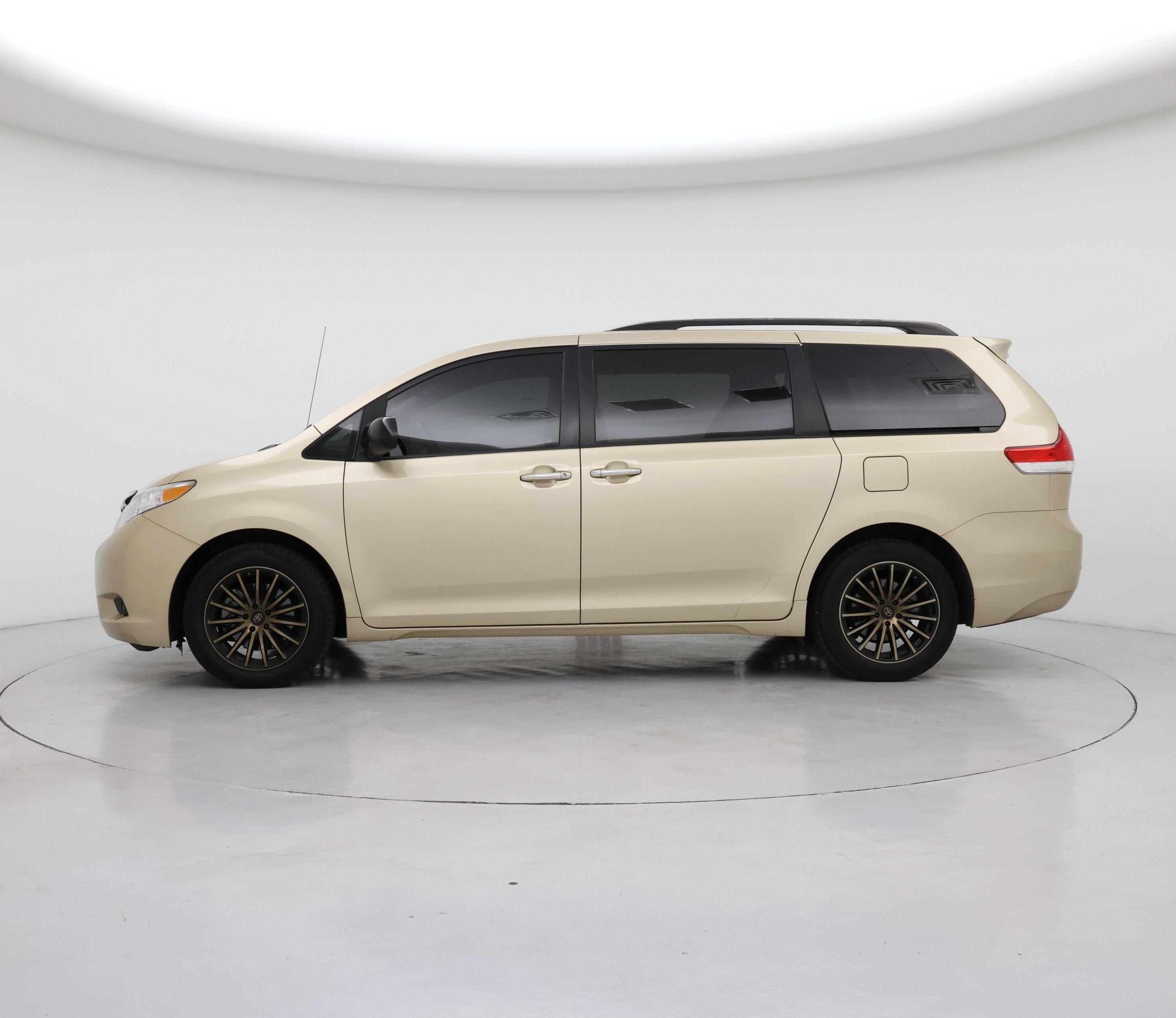 Thumbnail: 2013 Toyota Sienna - 3