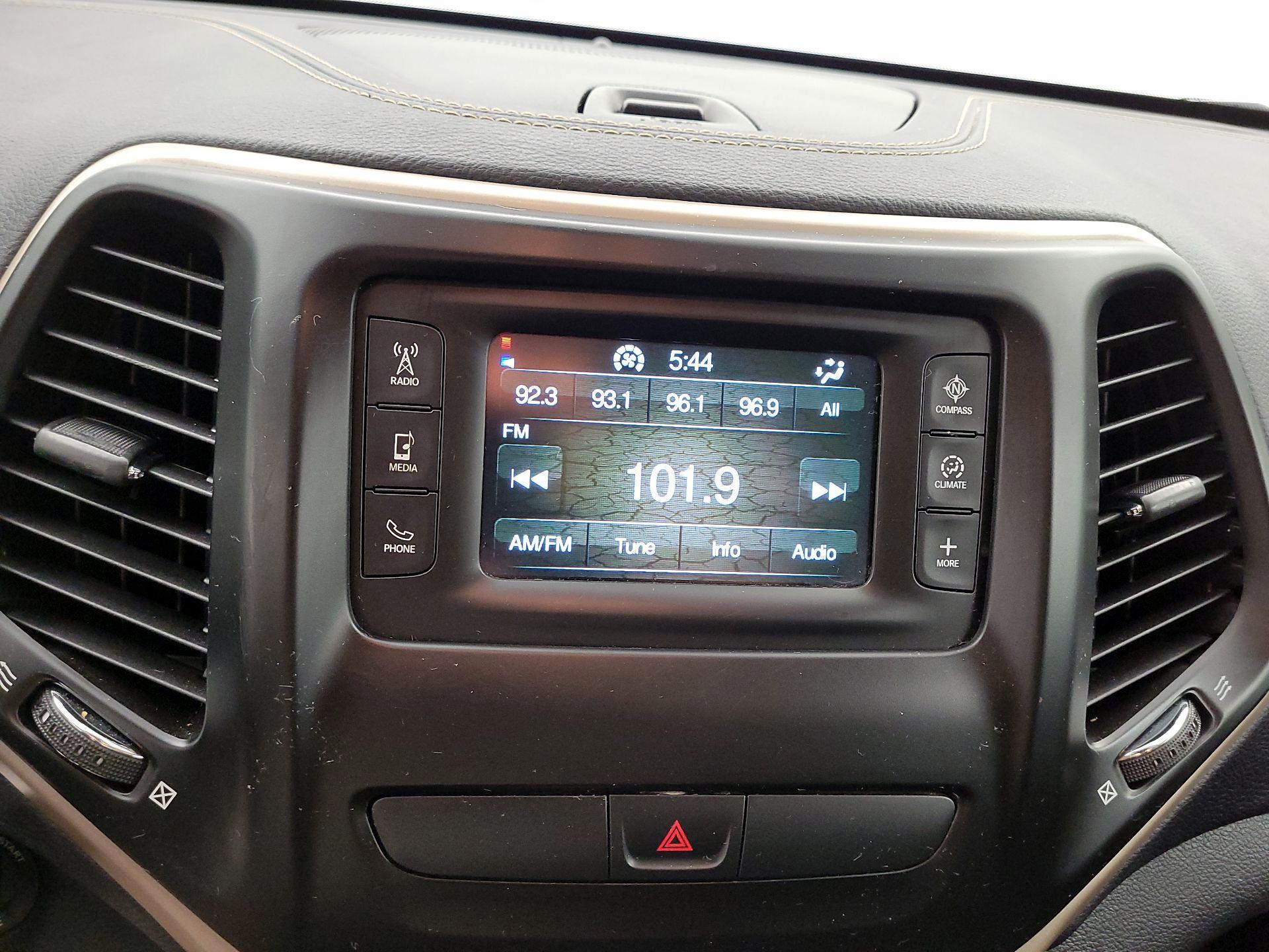 Thumbnail: 2017 Jeep Cherokee - 15