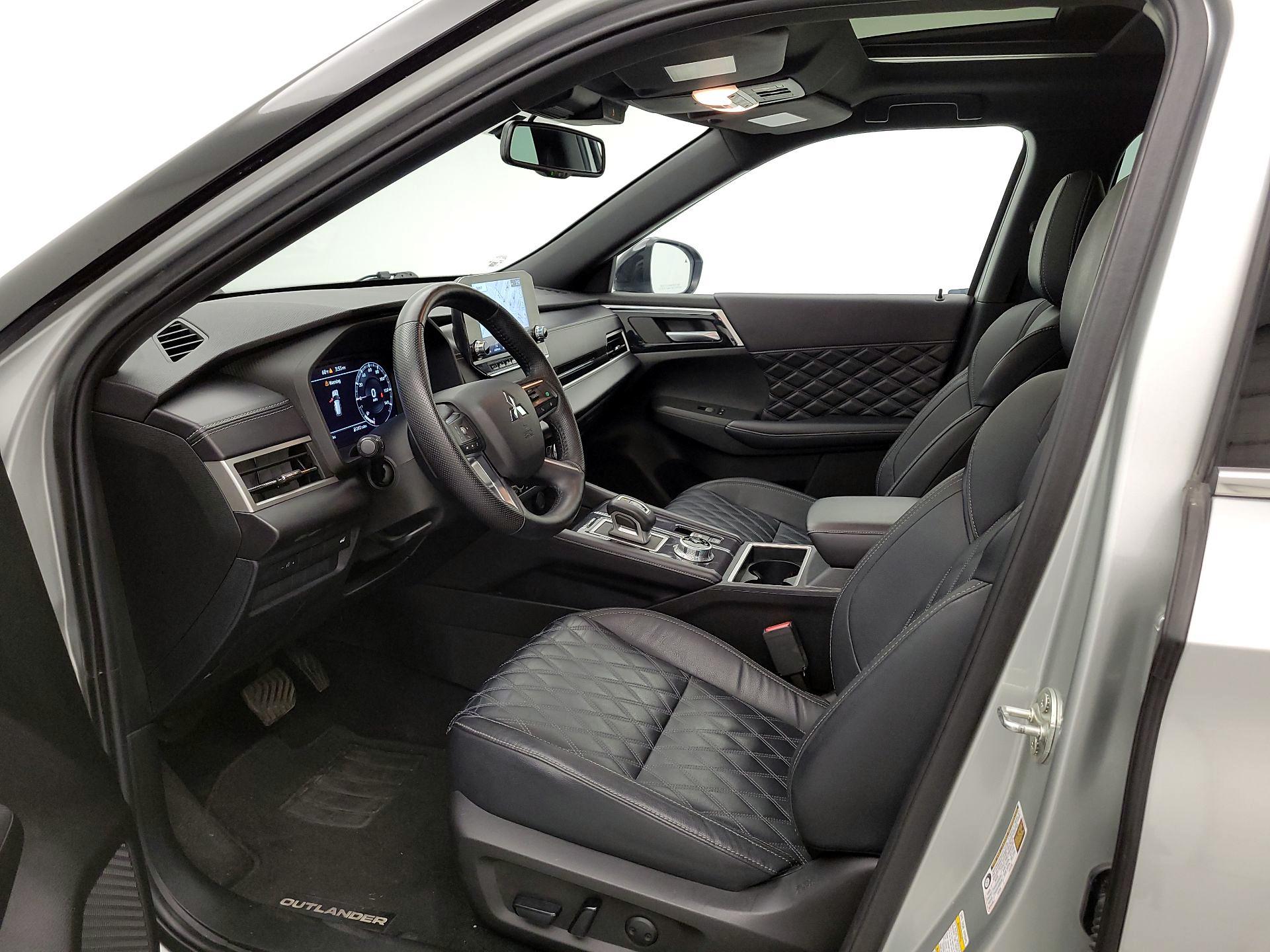 Thumbnail: 2023 Mitsubishi Outlander - 11