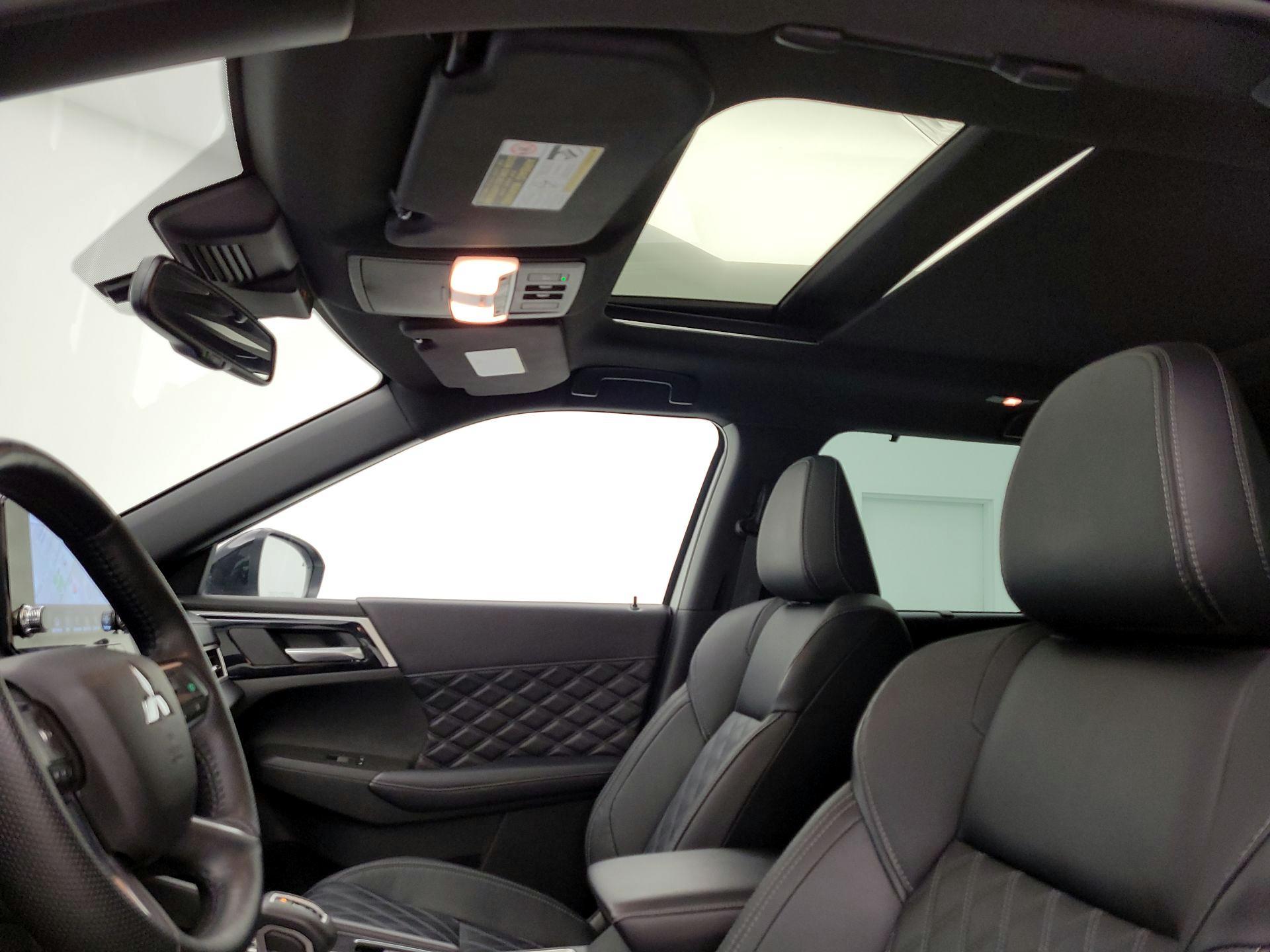 Thumbnail: 2023 Mitsubishi Outlander - 20
