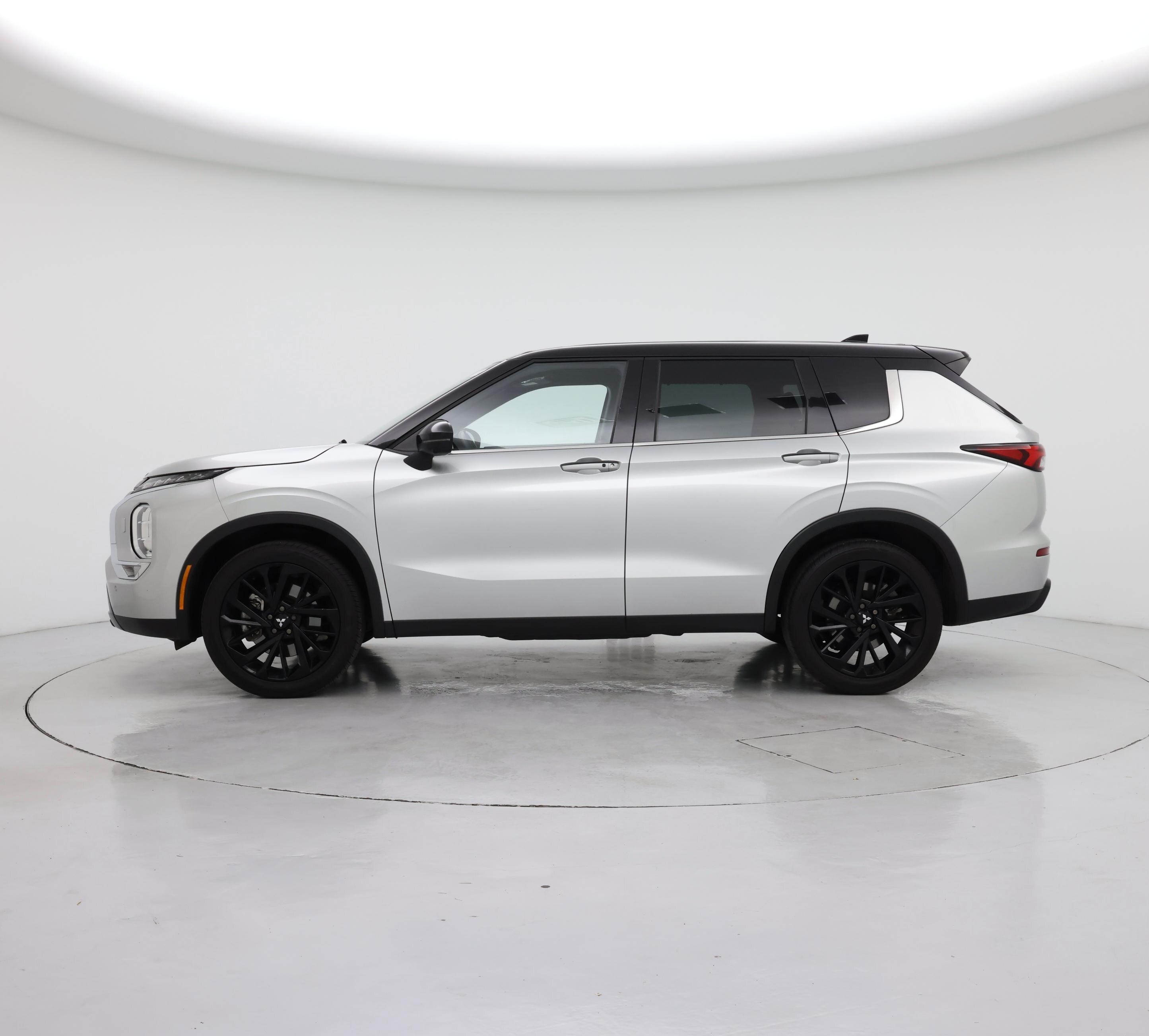 Thumbnail: 2023 Mitsubishi Outlander - 3