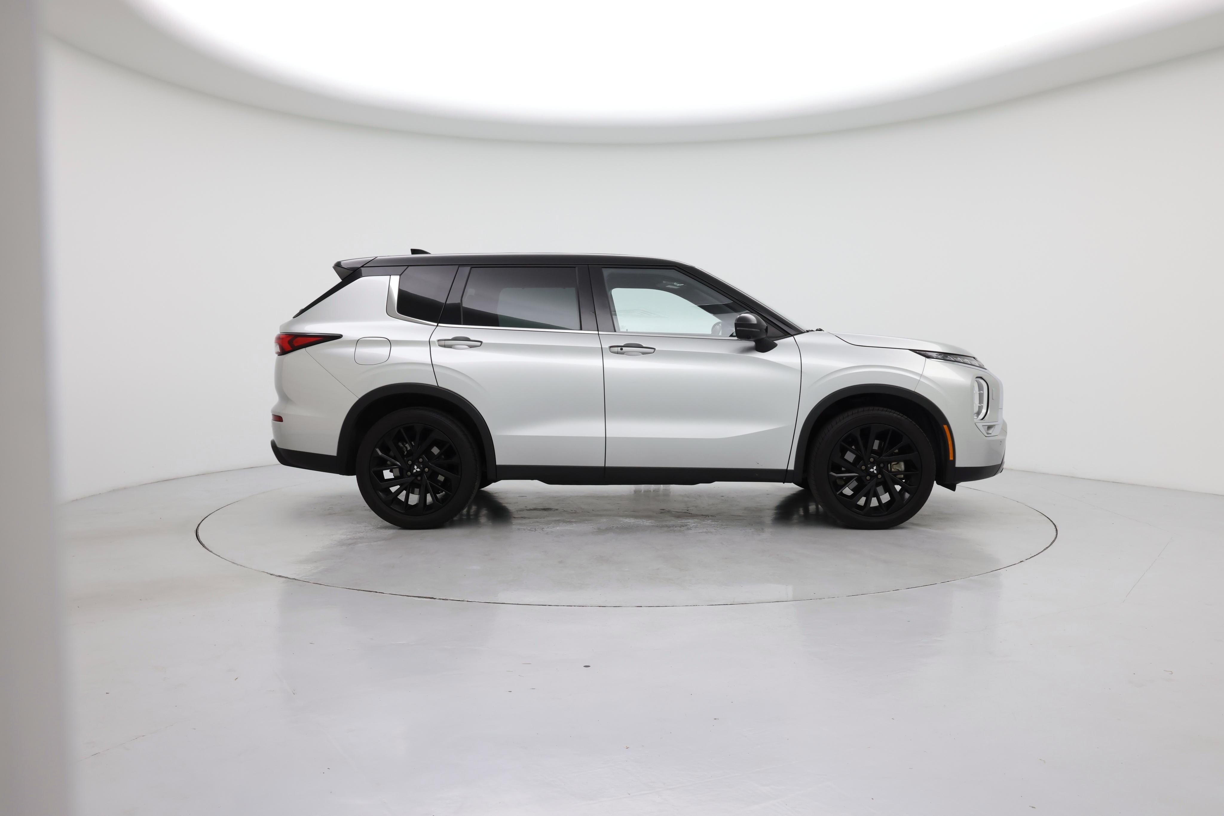 Thumbnail: 2023 Mitsubishi Outlander - 7