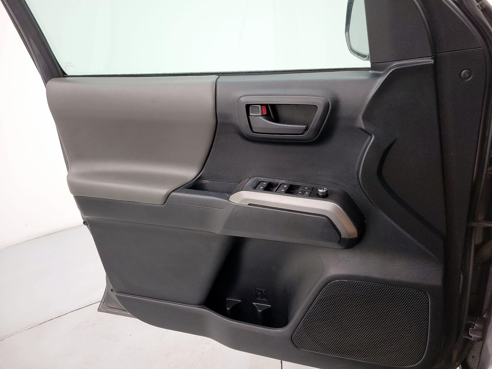 Thumbnail: 2016 Toyota Tacoma - 12