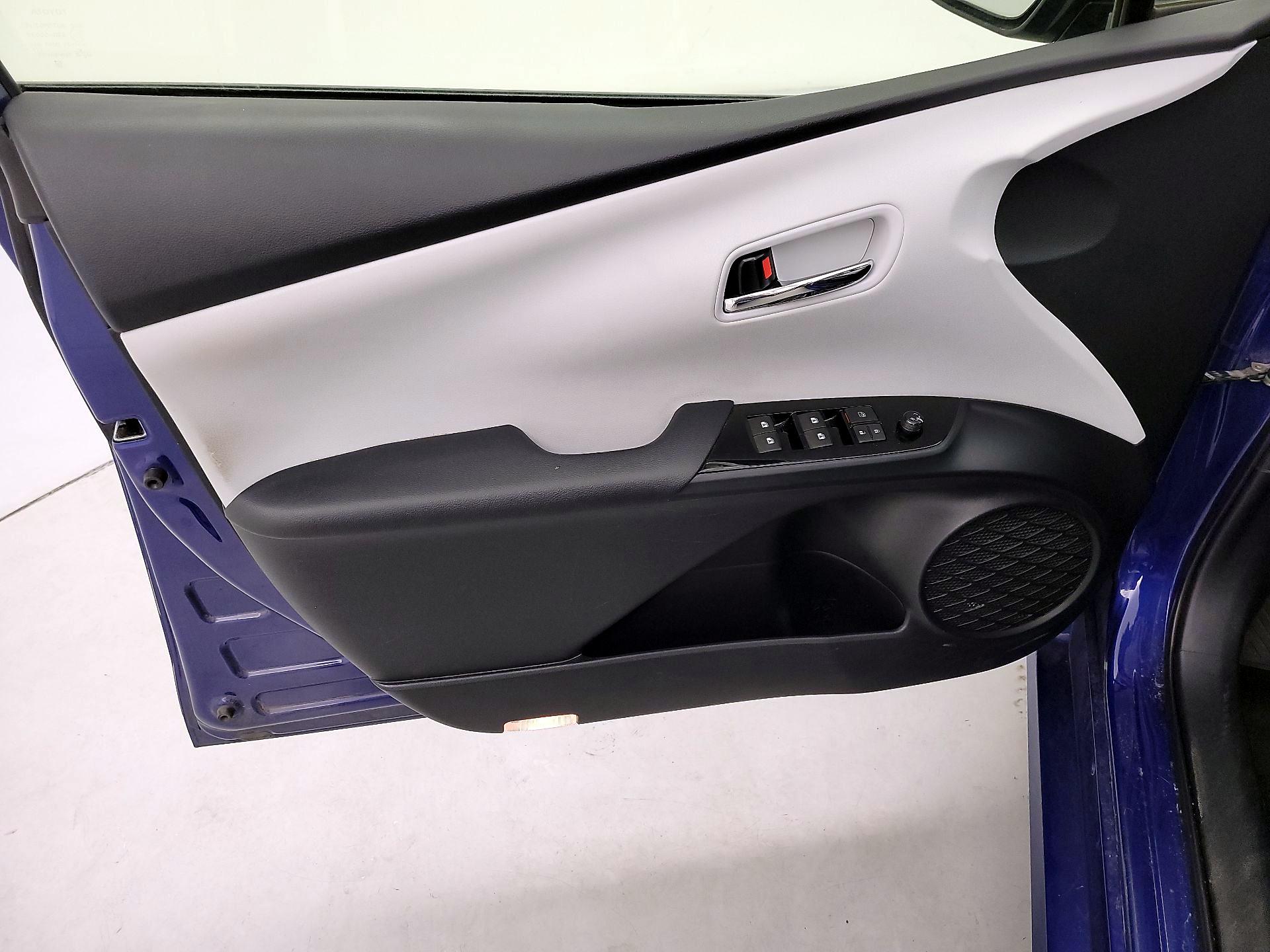 Thumbnail: 2016 Toyota Prius - 12