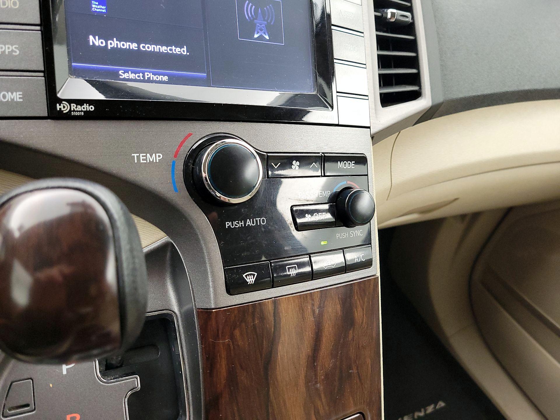 Thumbnail: 2015 Toyota Venza - 16