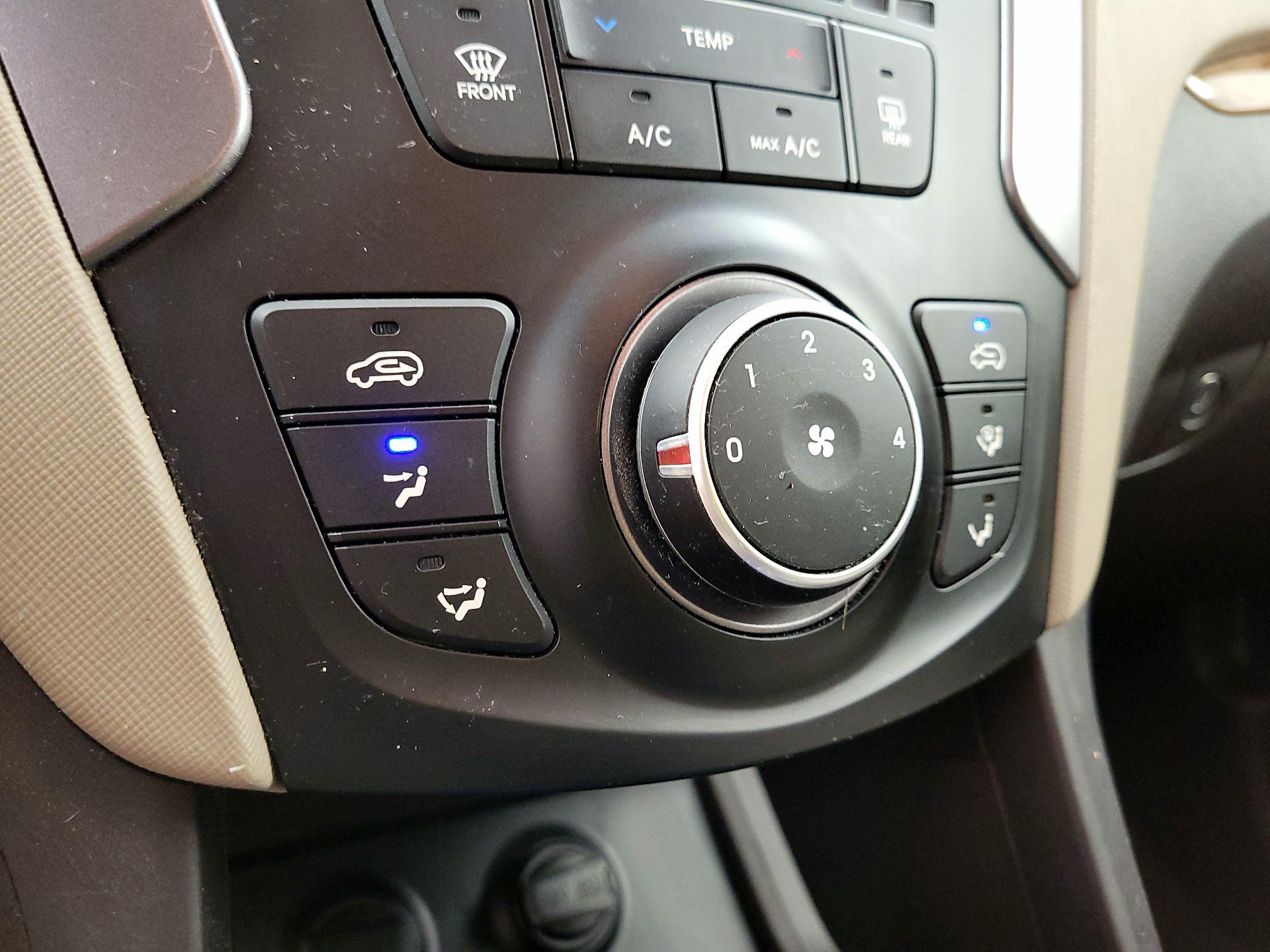 Thumbnail: 2015 Hyundai Santa Fe - 15