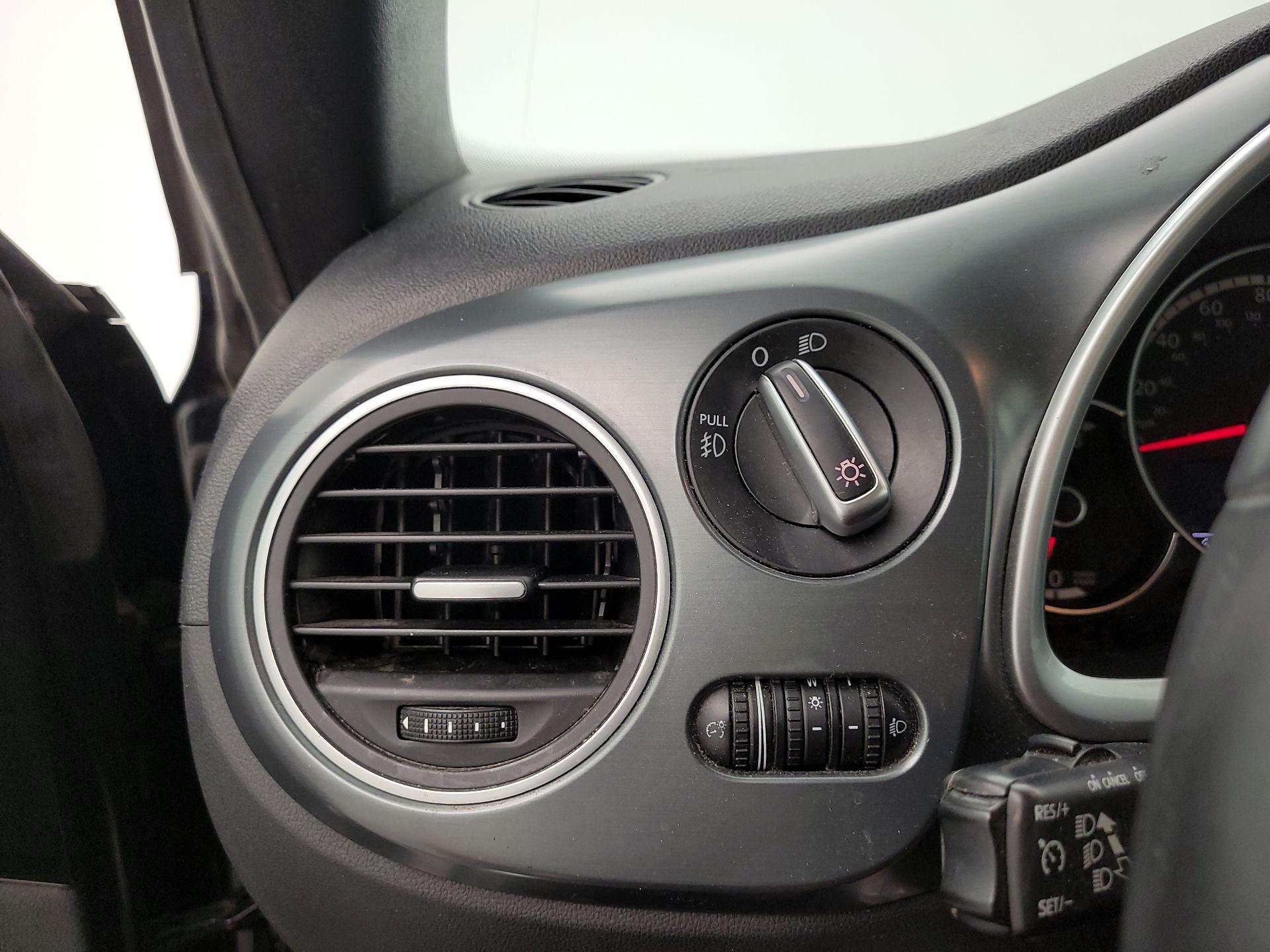 Thumbnail: 2015 Volkswagen Beetle - 13