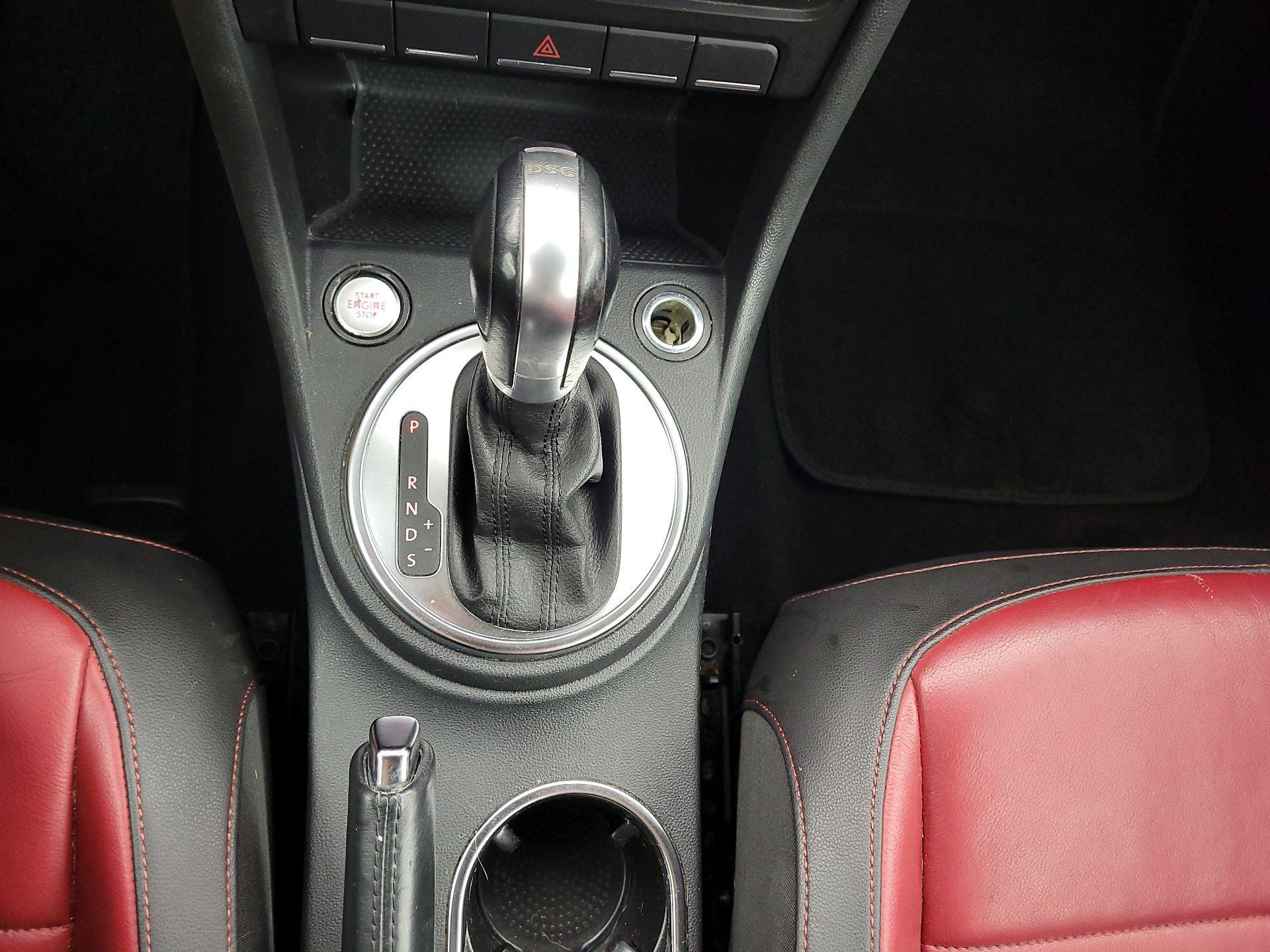 Thumbnail: 2015 Volkswagen Beetle - 18