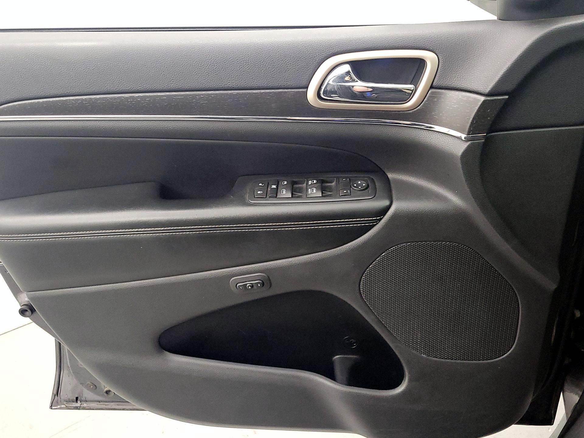 Thumbnail: 2015 Jeep Grand Cherokee - 12