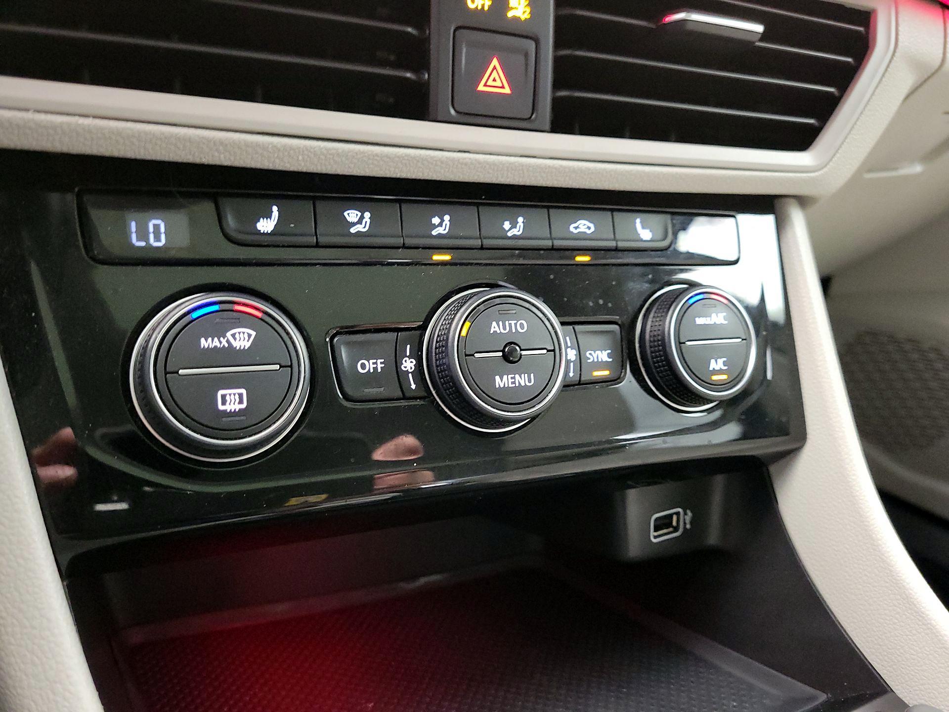 Thumbnail: 2019 Volkswagen Jetta - 16