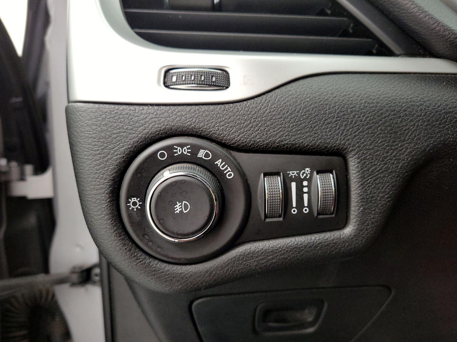 Thumbnail: 2018 Jeep Cherokee - 13
