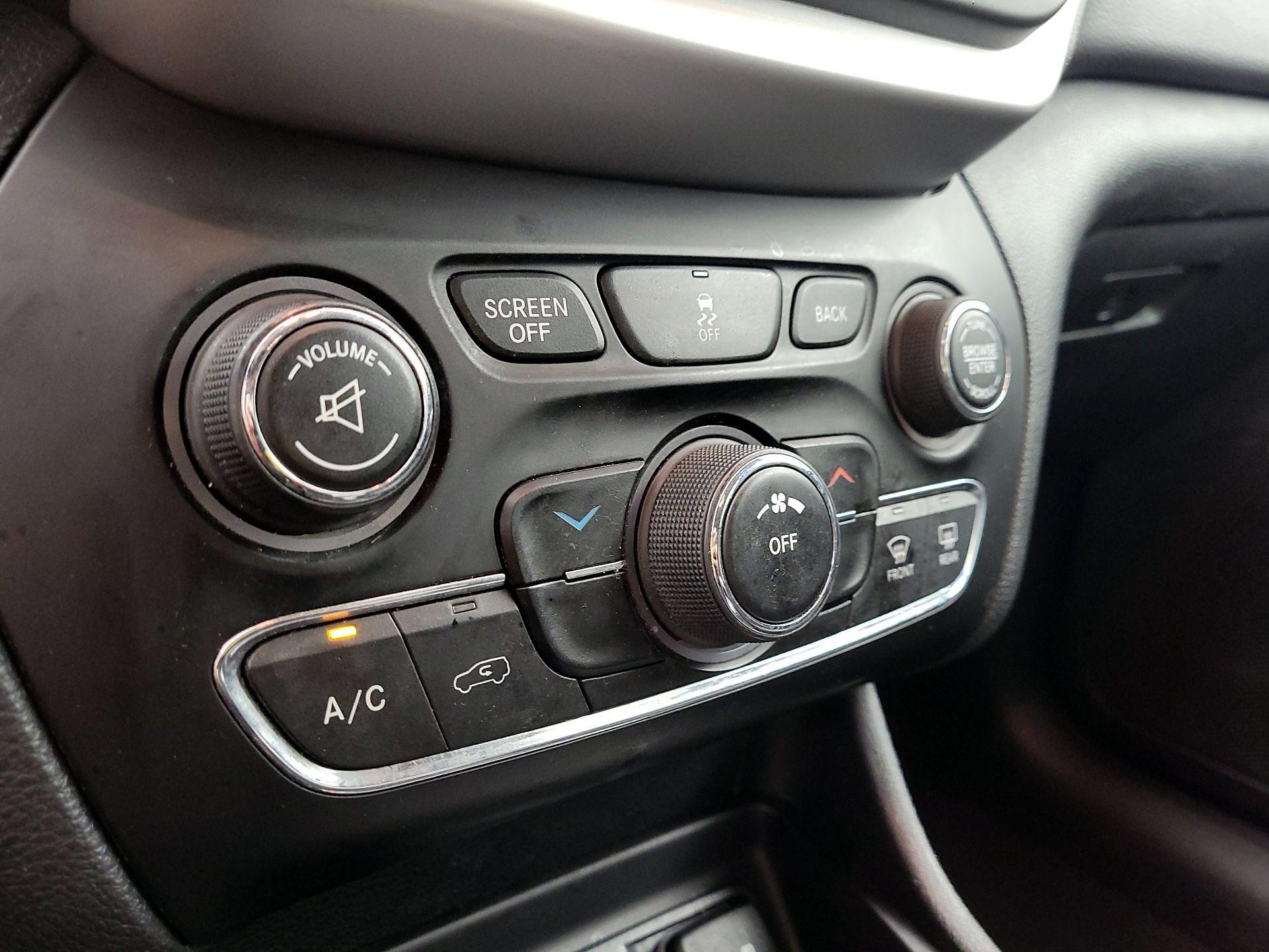 Thumbnail: 2018 Jeep Cherokee - 16