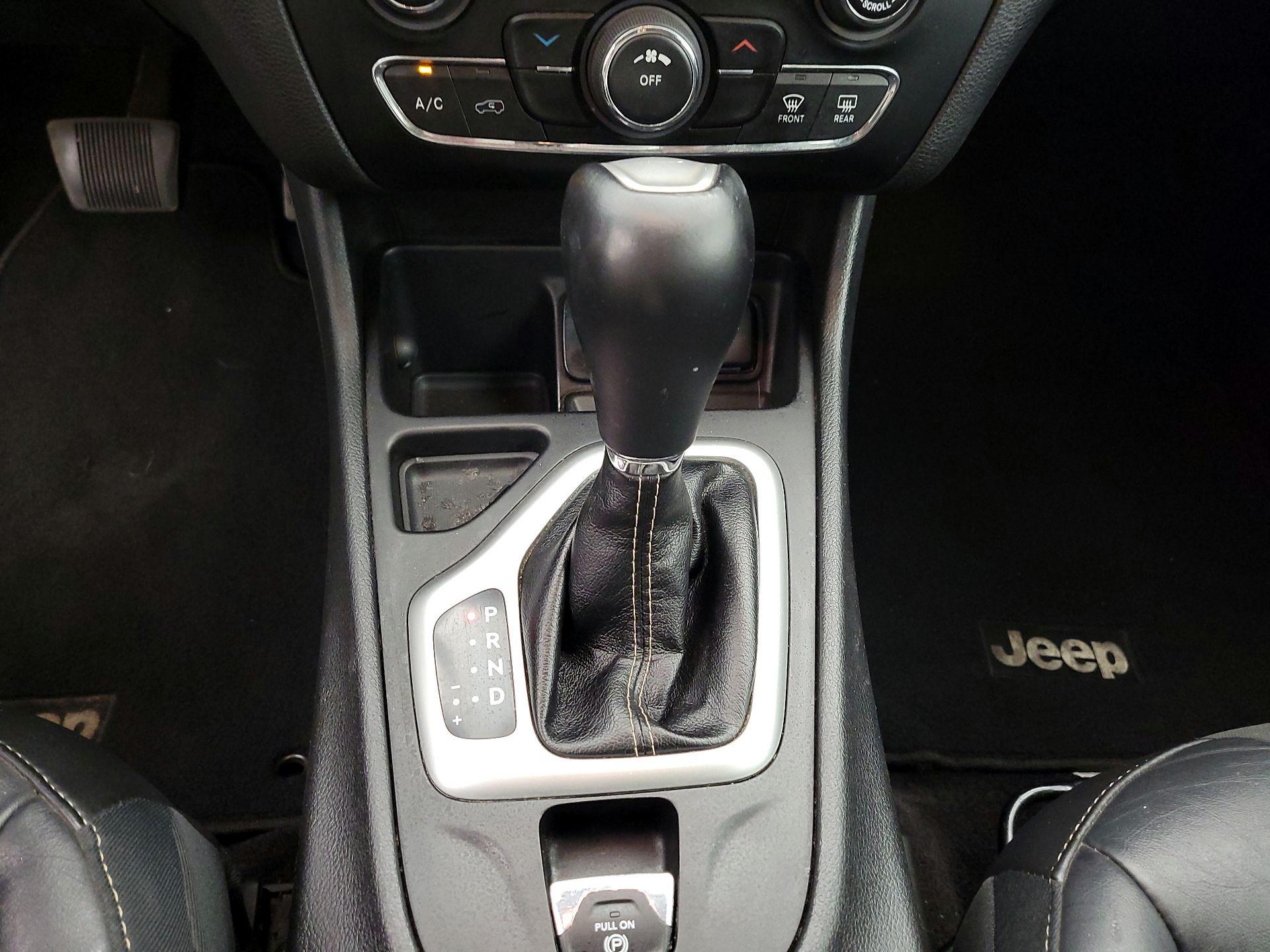 Thumbnail: 2018 Jeep Cherokee - 17