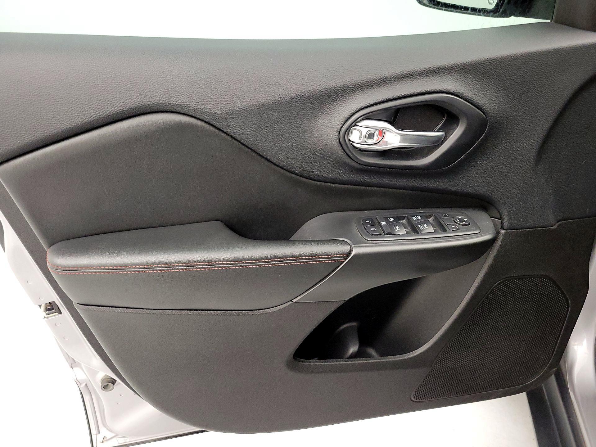 Thumbnail: 2019 Jeep Cherokee - 12