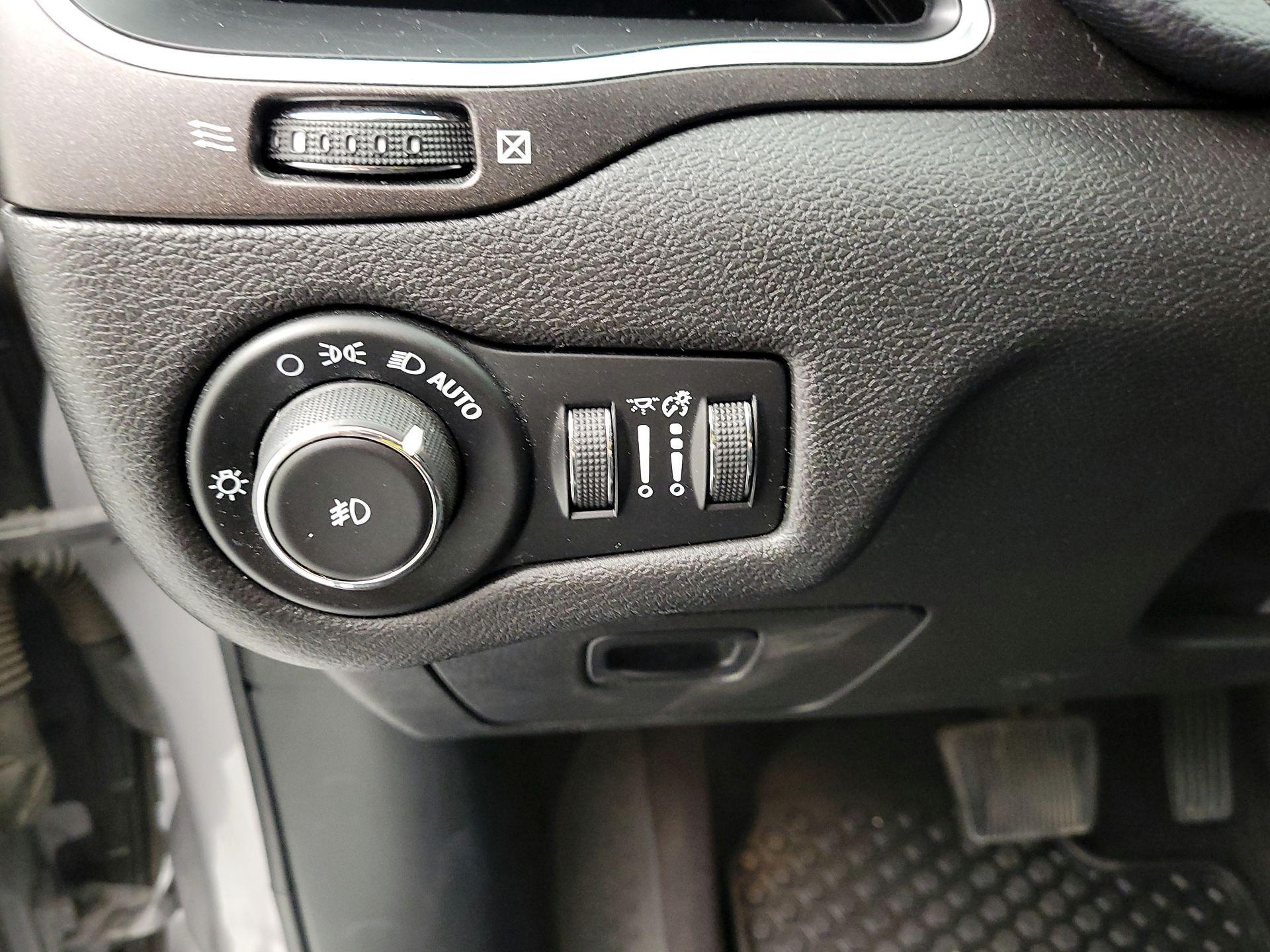 Thumbnail: 2019 Jeep Cherokee - 13