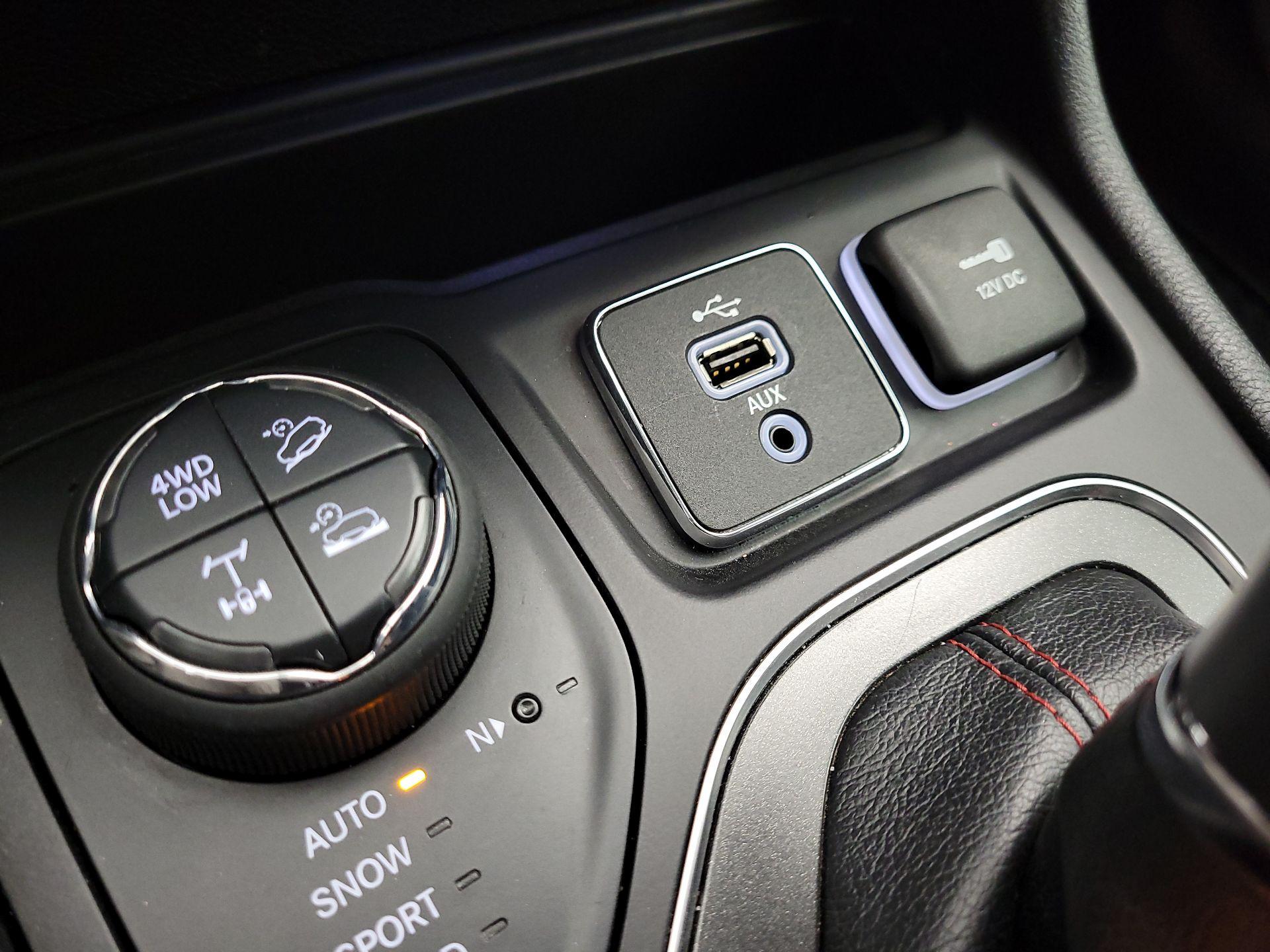 Thumbnail: 2019 Jeep Cherokee - 18