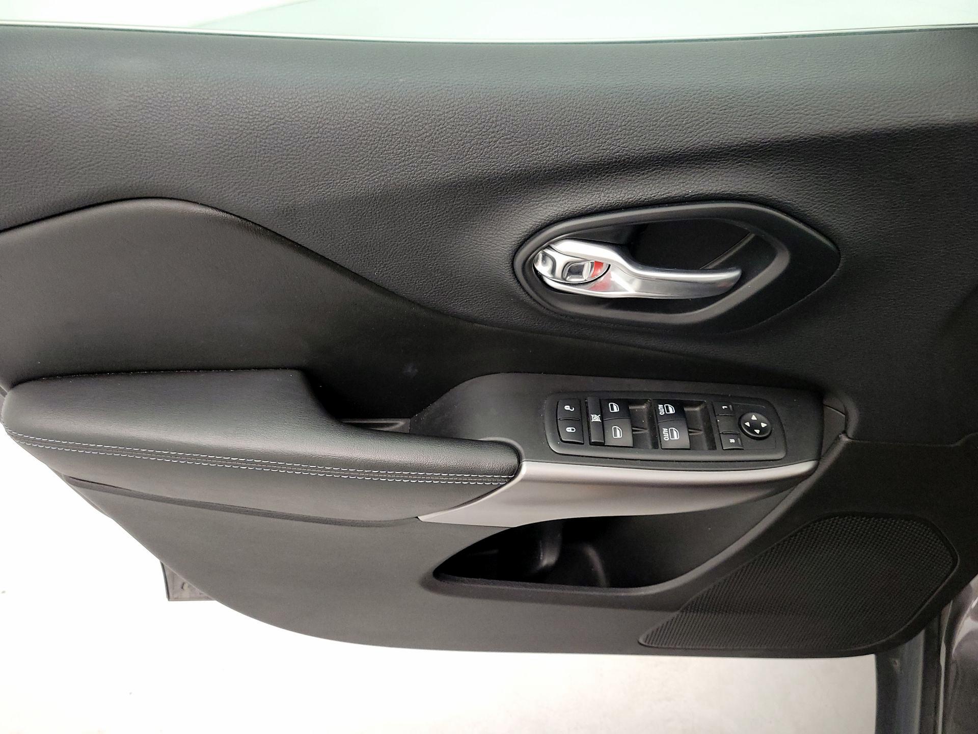 Thumbnail: 2019 Jeep Cherokee - 12