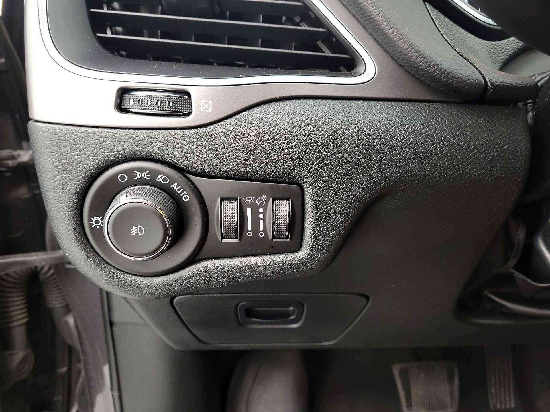 Thumbnail: 2019 Jeep Cherokee - 13