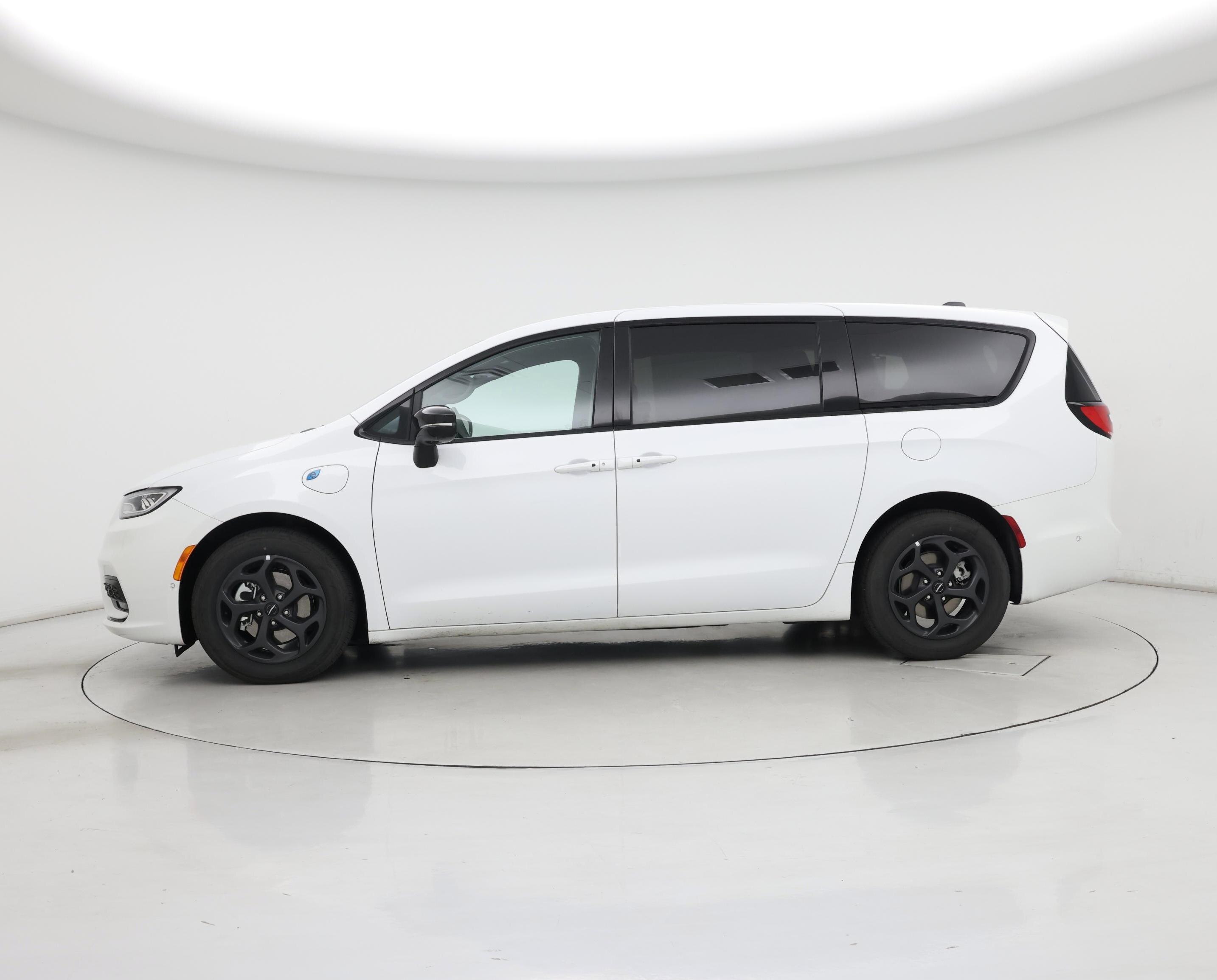 Thumbnail: 2023 Chrysler Pacifica - 3