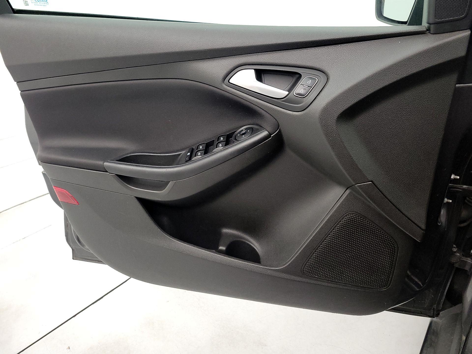 Thumbnail: 2016 Ford Focus - 12