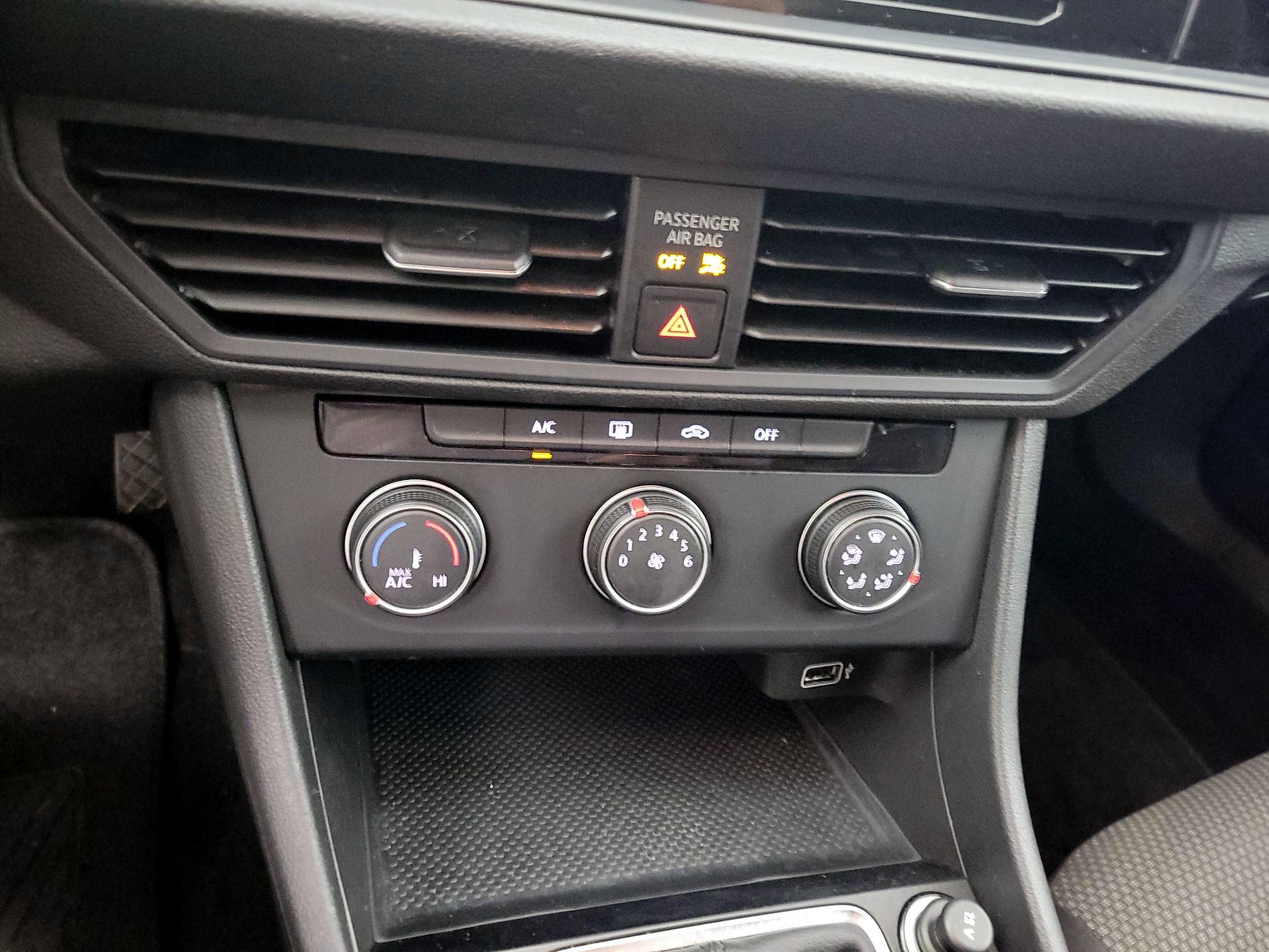 Thumbnail: 2019 Volkswagen Jetta - 15