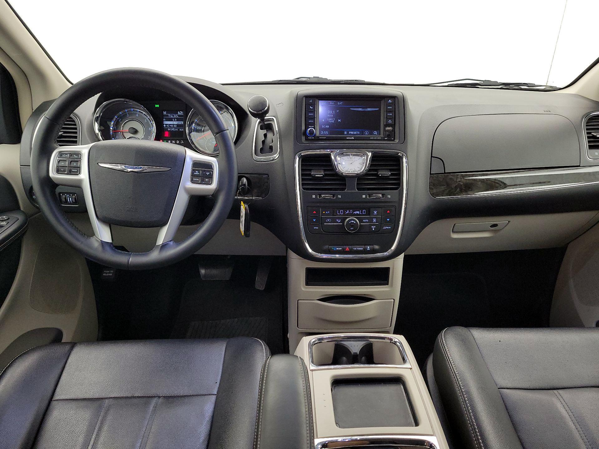 Thumbnail: 2016 Chrysler Town & Country - 9