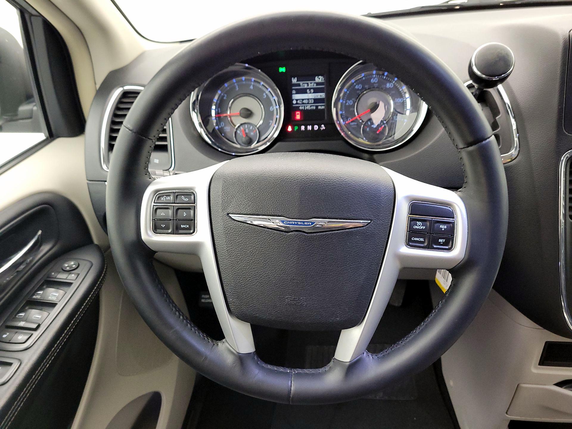 Thumbnail: 2016 Chrysler Town & Country - 10