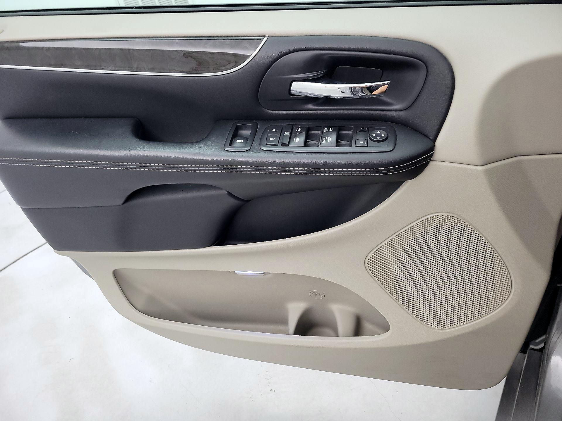 Thumbnail: 2016 Chrysler Town & Country - 12