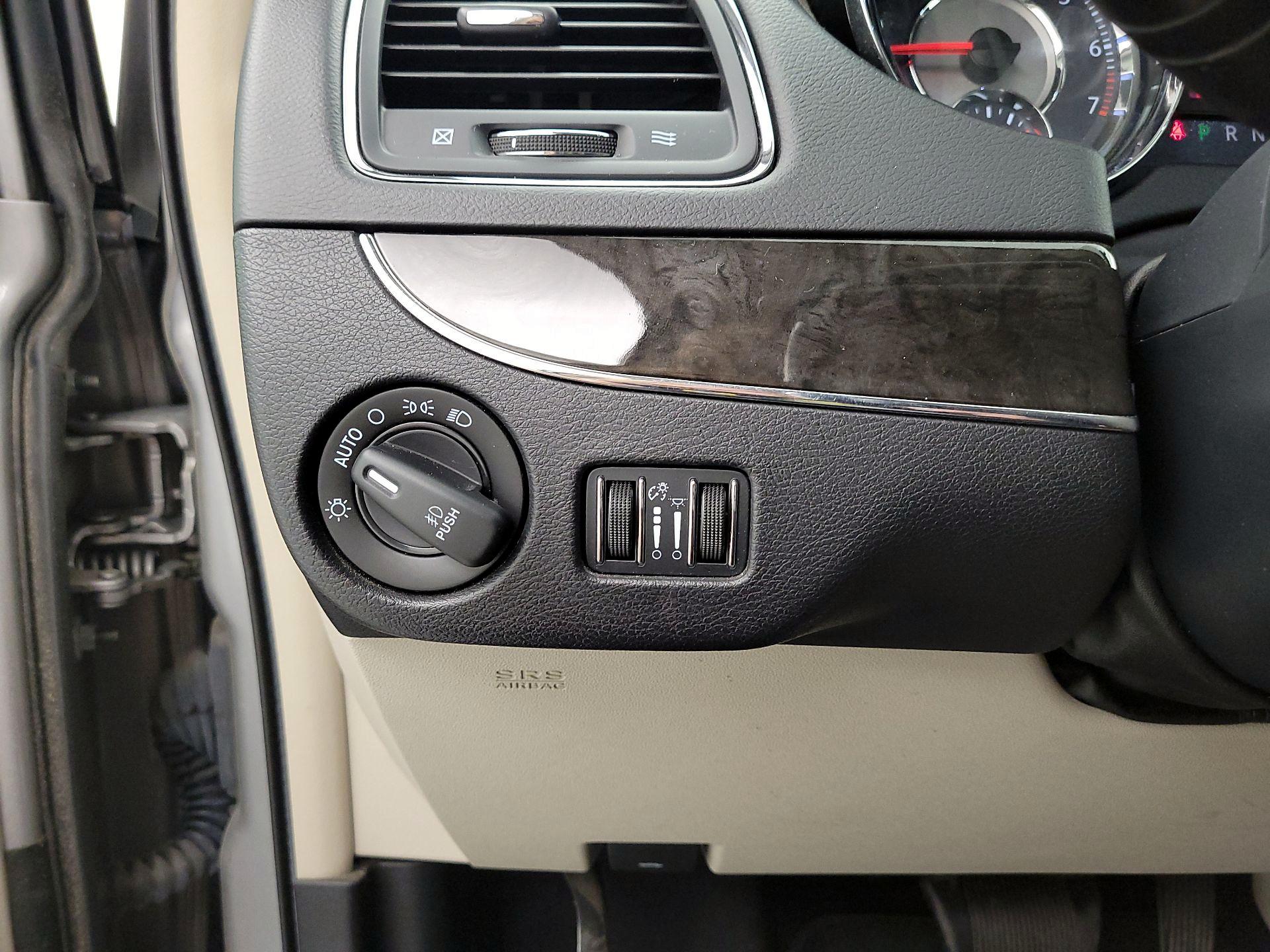 Thumbnail: 2016 Chrysler Town & Country - 13