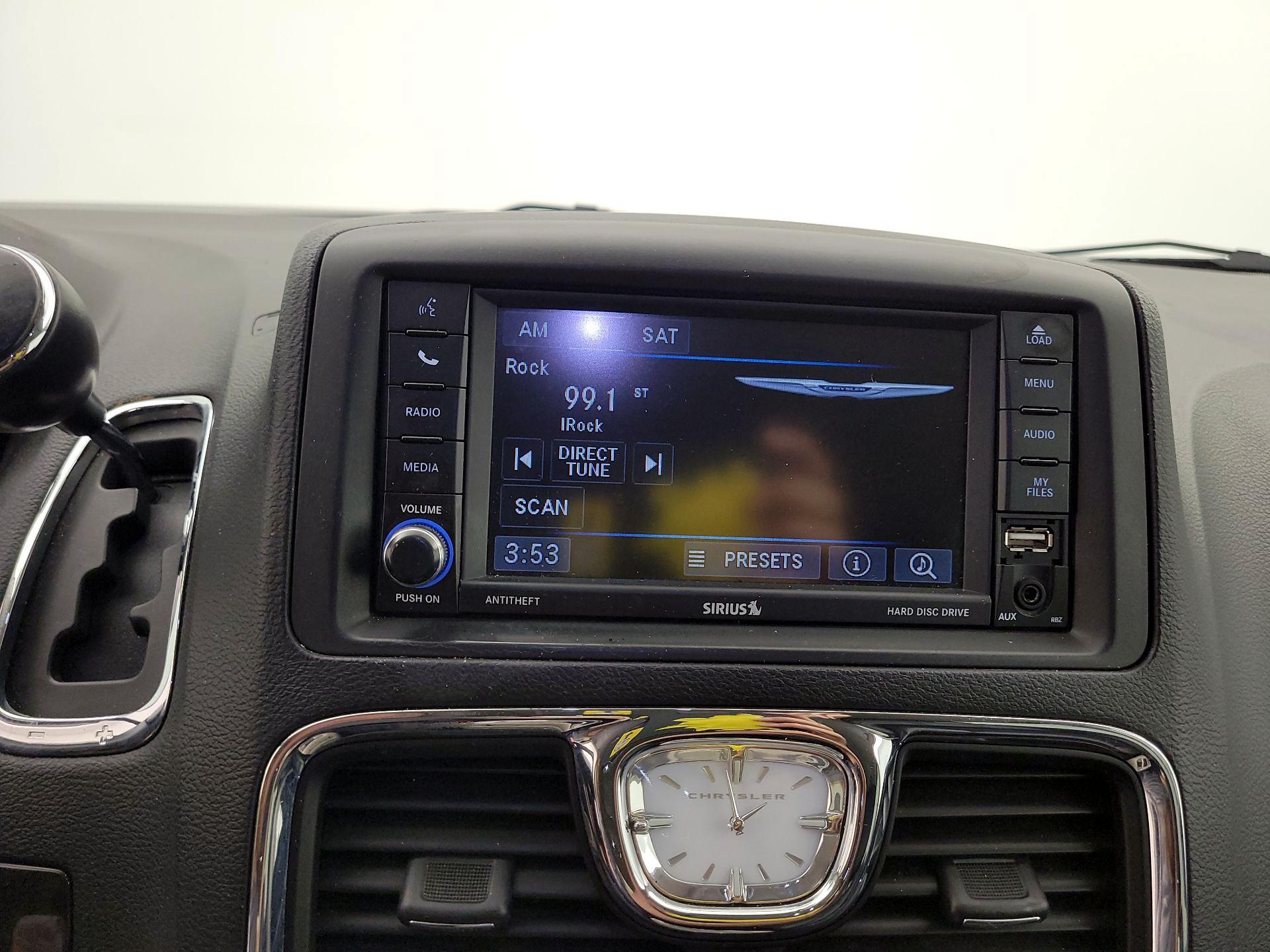 Thumbnail: 2016 Chrysler Town & Country - 15