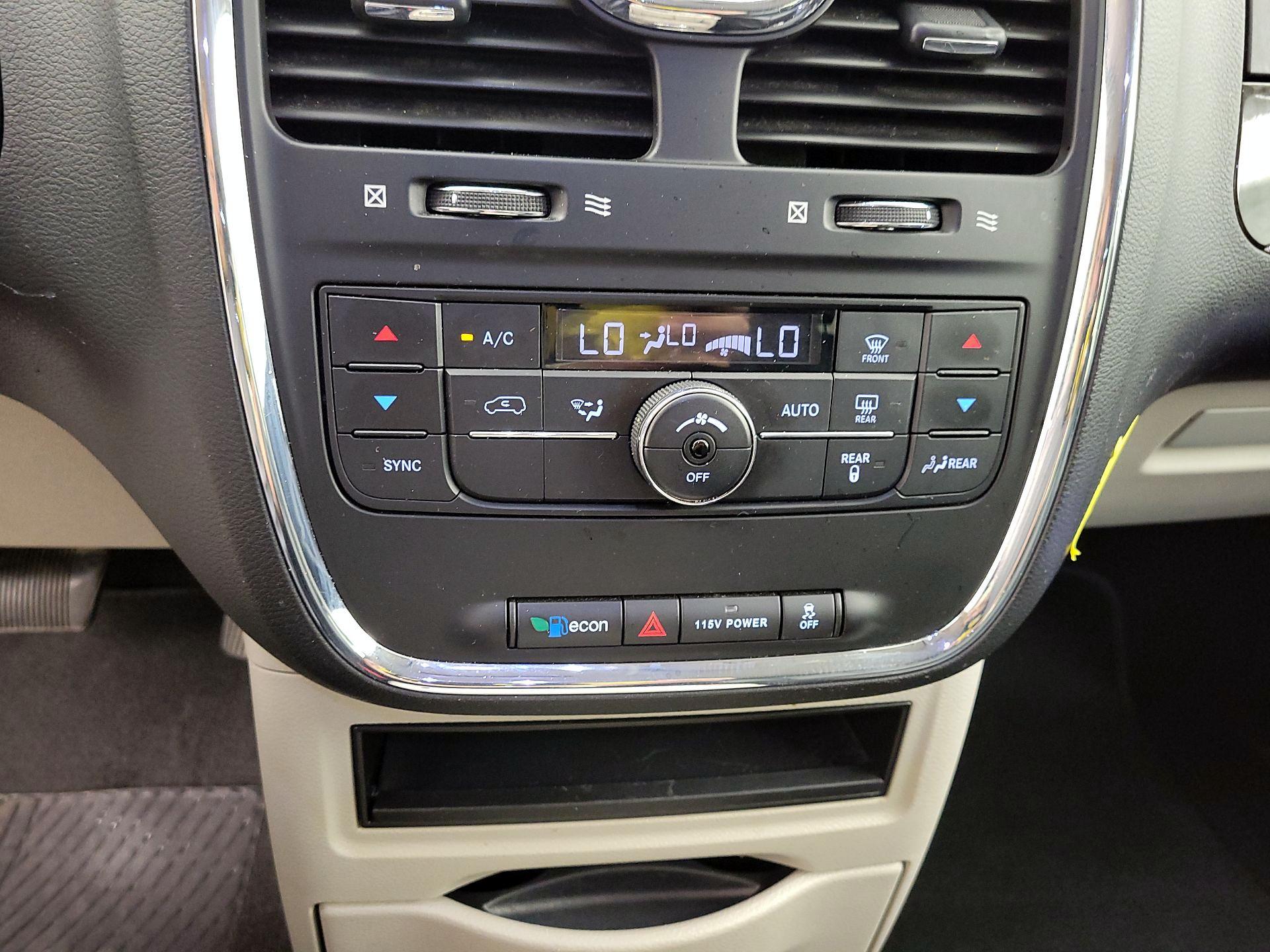 Thumbnail: 2016 Chrysler Town & Country - 16
