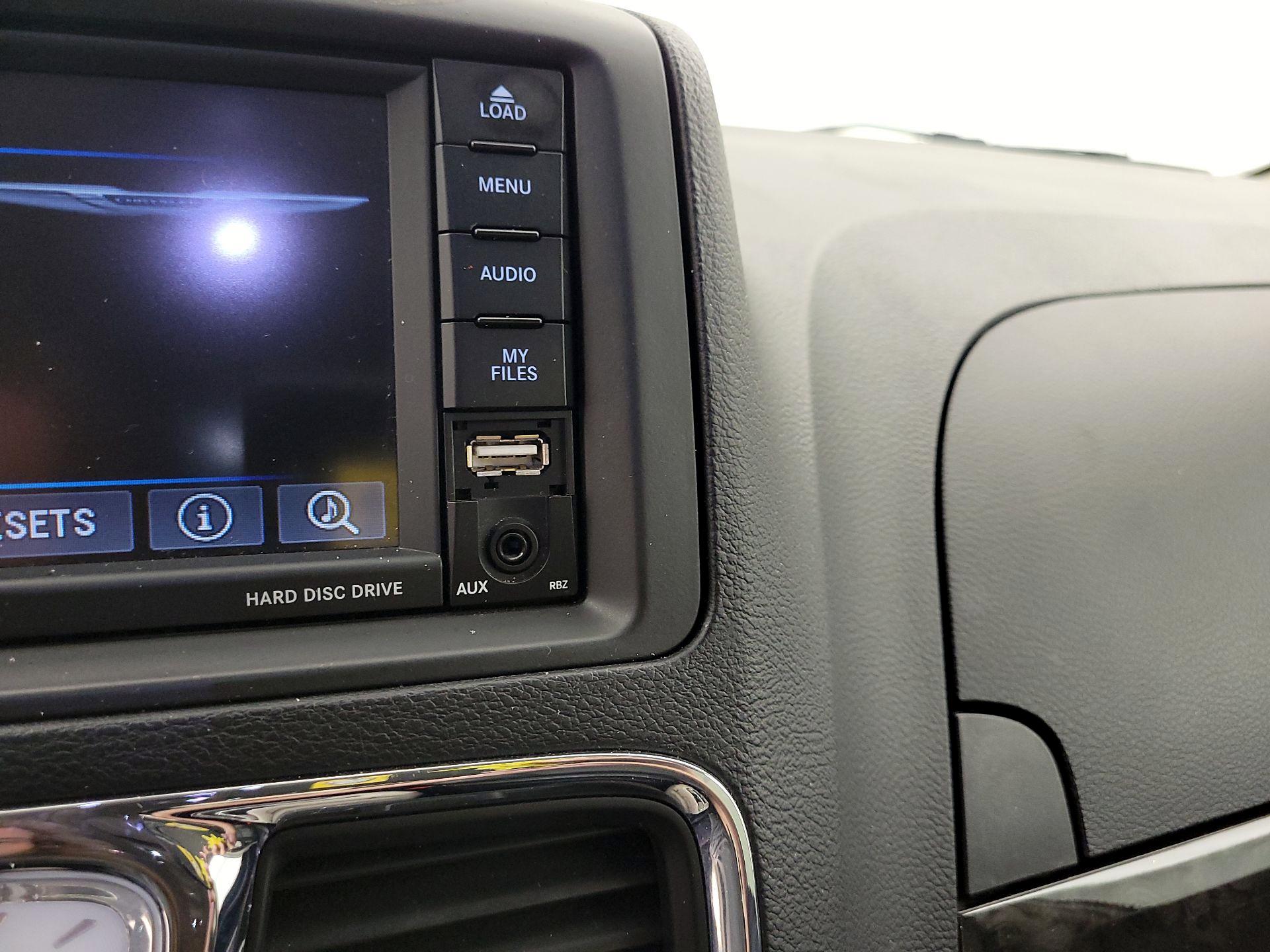 Thumbnail: 2016 Chrysler Town & Country - 18