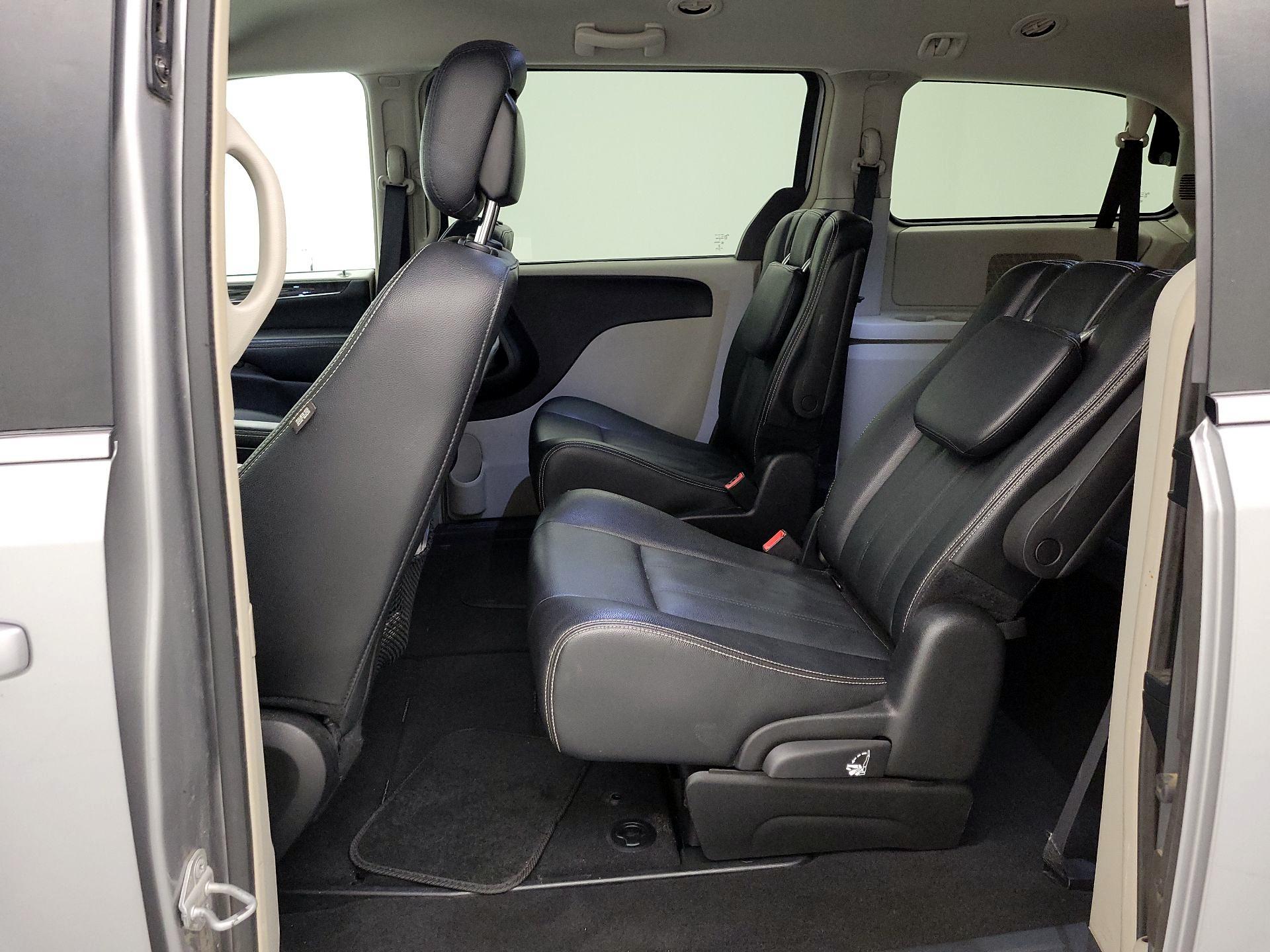 Thumbnail: 2016 Chrysler Town & Country - 19