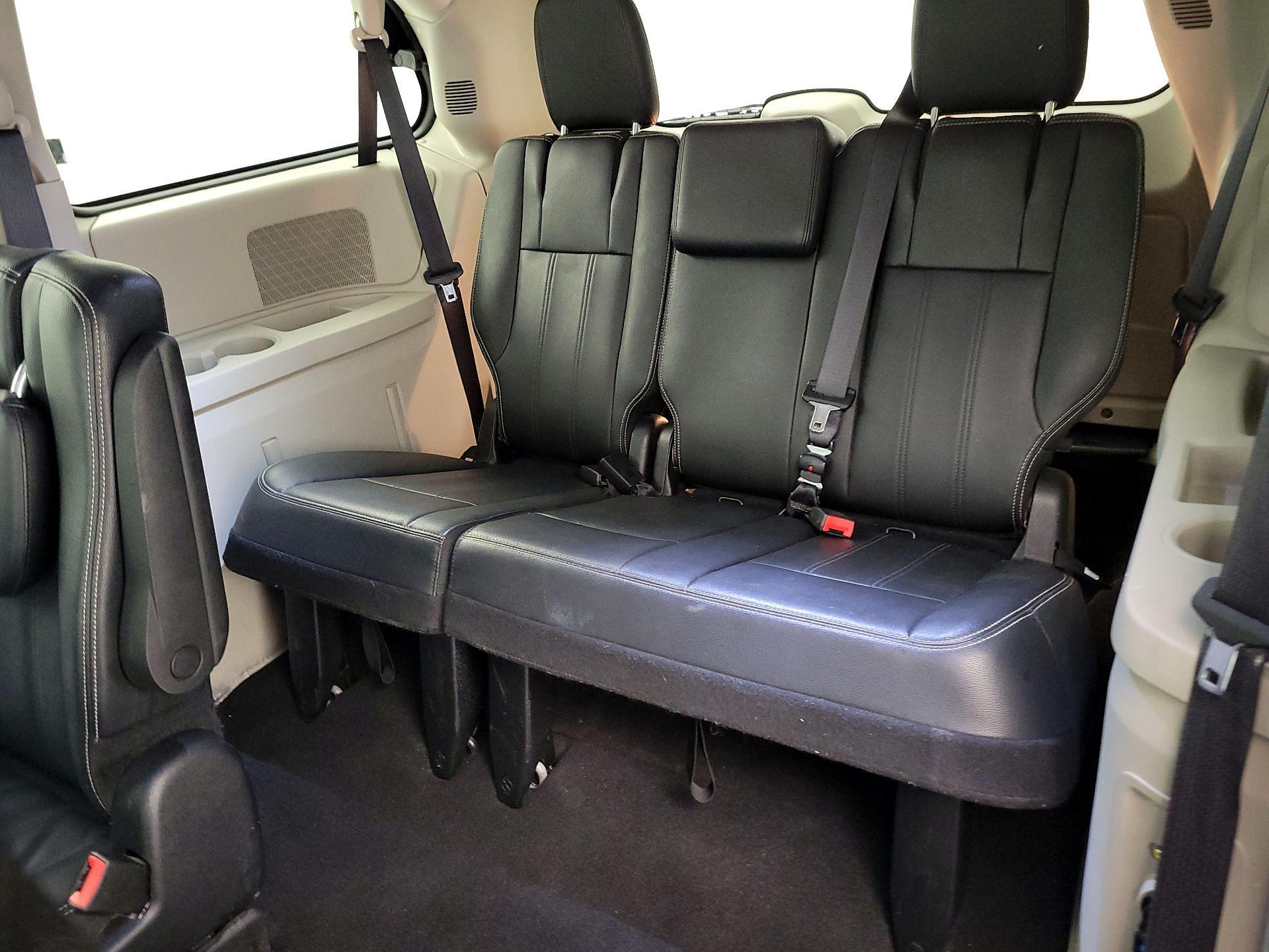 Thumbnail: 2016 Chrysler Town & Country - 20