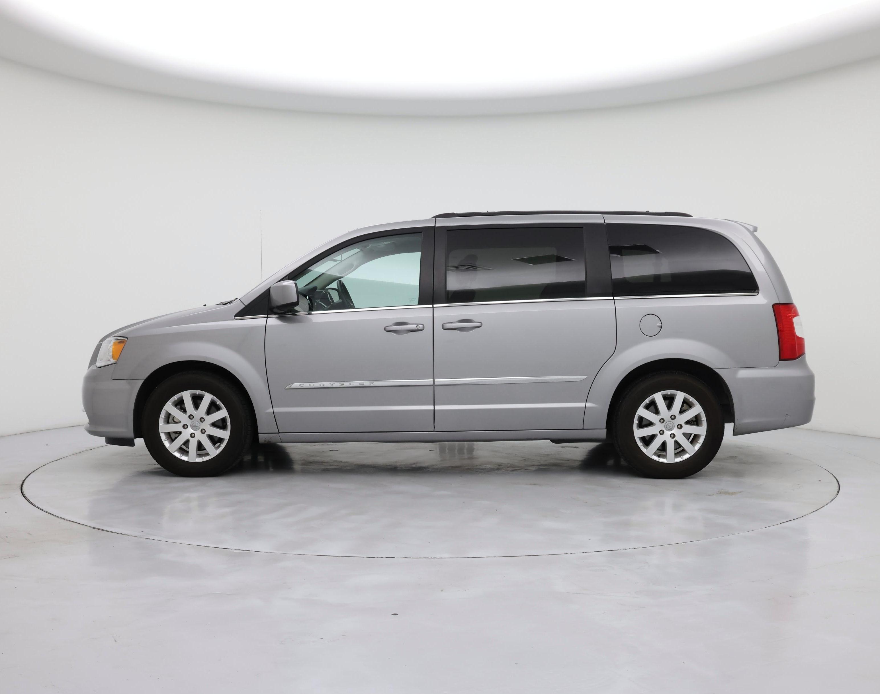 Thumbnail: 2016 Chrysler Town & Country - 3