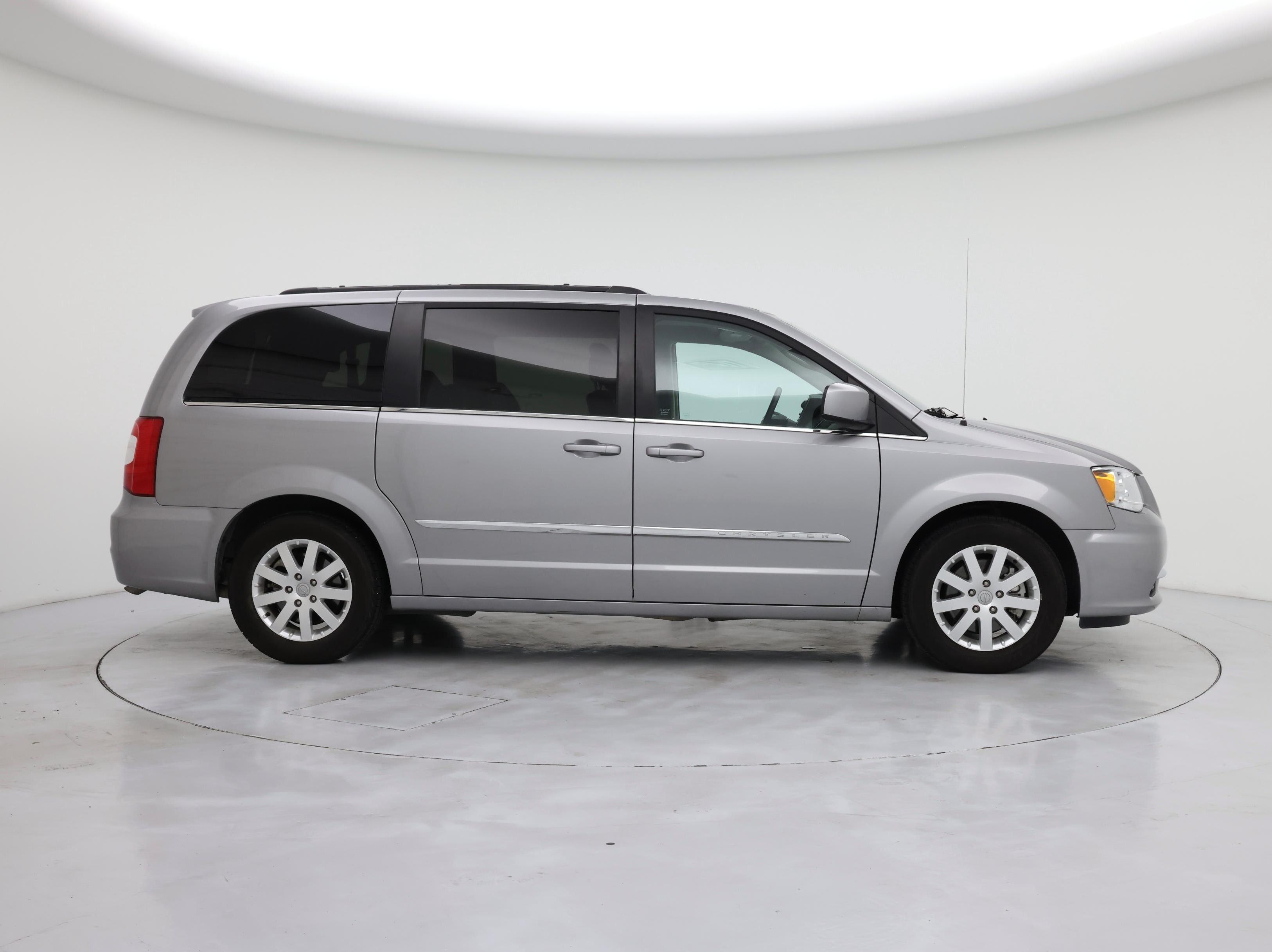 Thumbnail: 2016 Chrysler Town & Country - 7