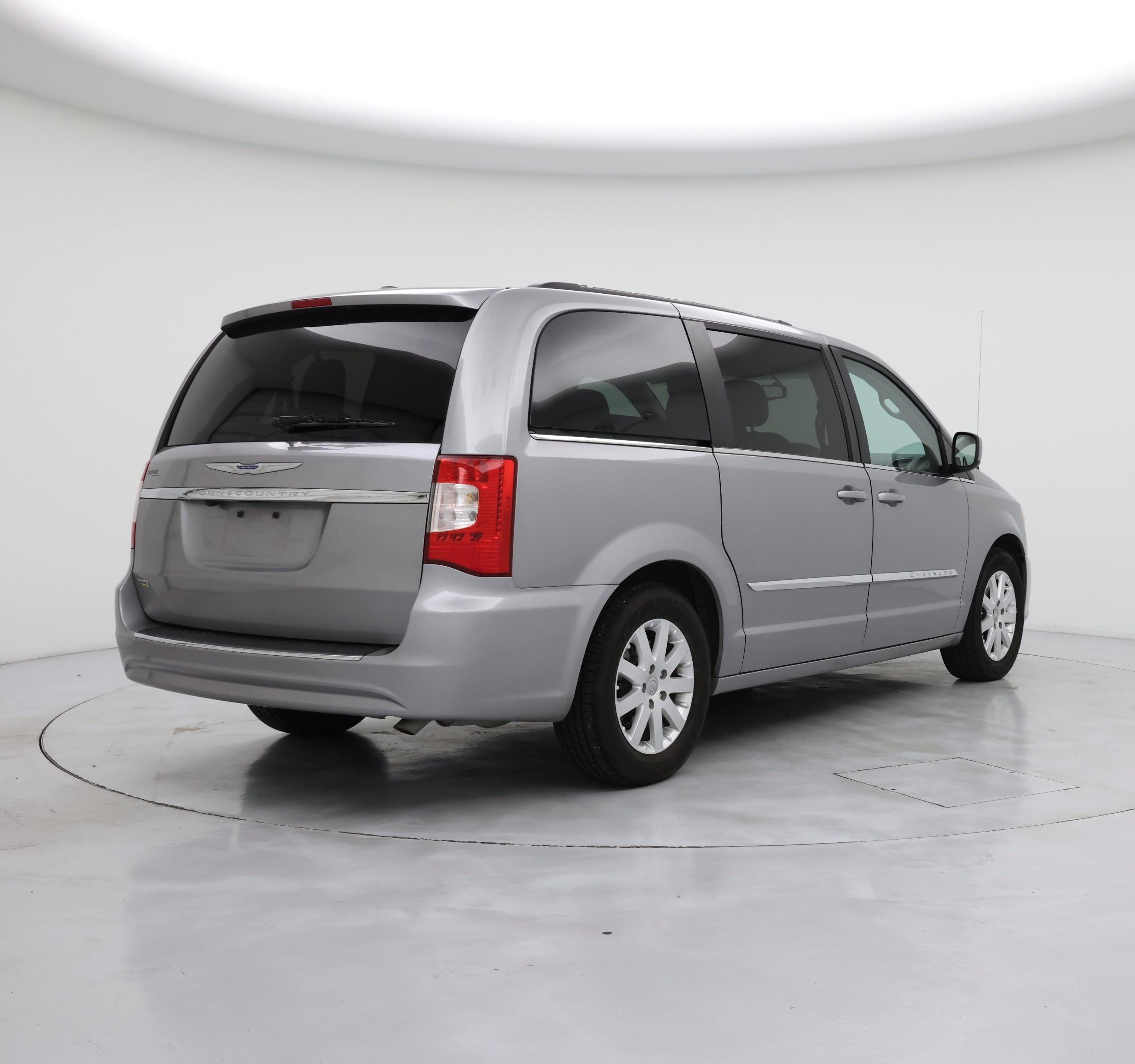 Thumbnail: 2016 Chrysler Town & Country - 8