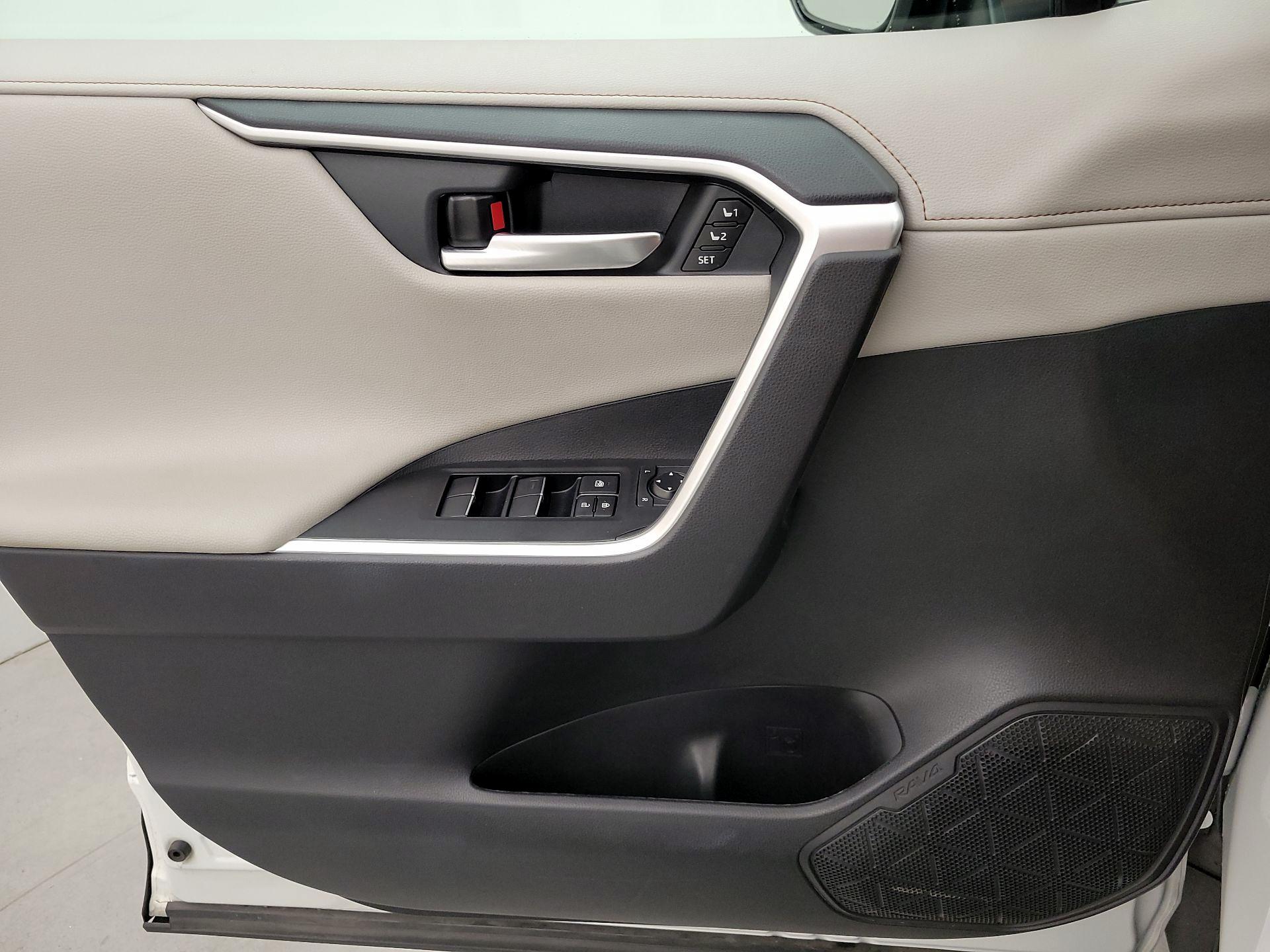 Thumbnail: 2020 Toyota RAV4 - 12