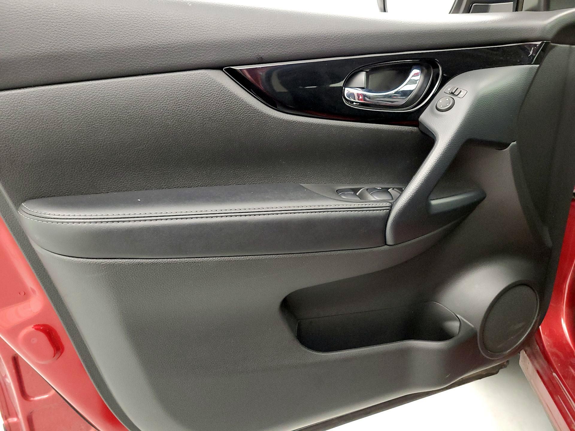 Thumbnail: 2020 Nissan Rogue Sport - 12