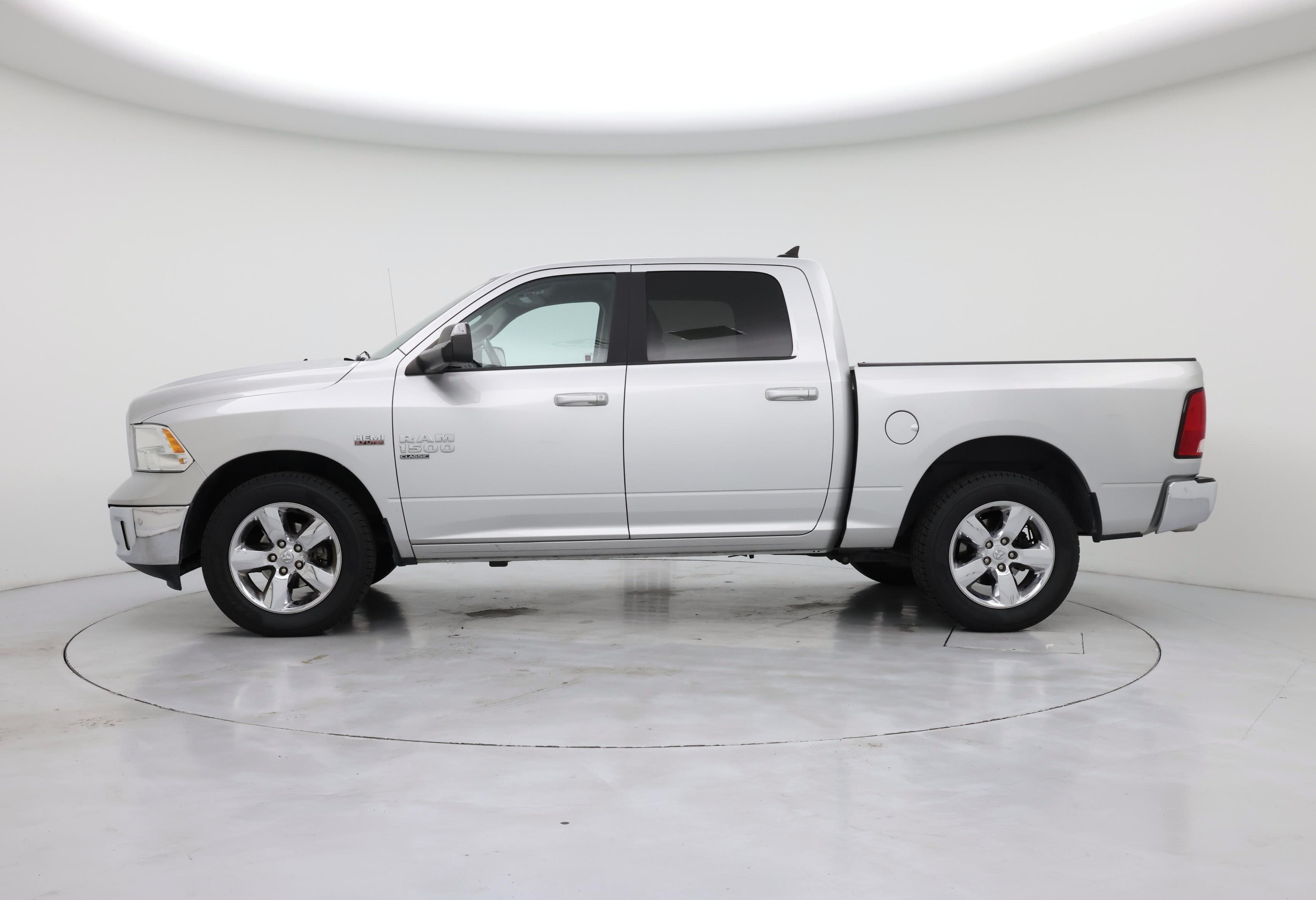 Thumbnail: 2019 RAM 1500 Classic - 3