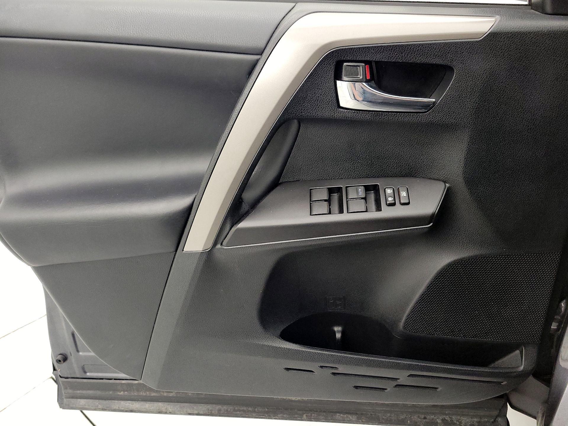 Thumbnail: 2018 Toyota RAV4 - 12