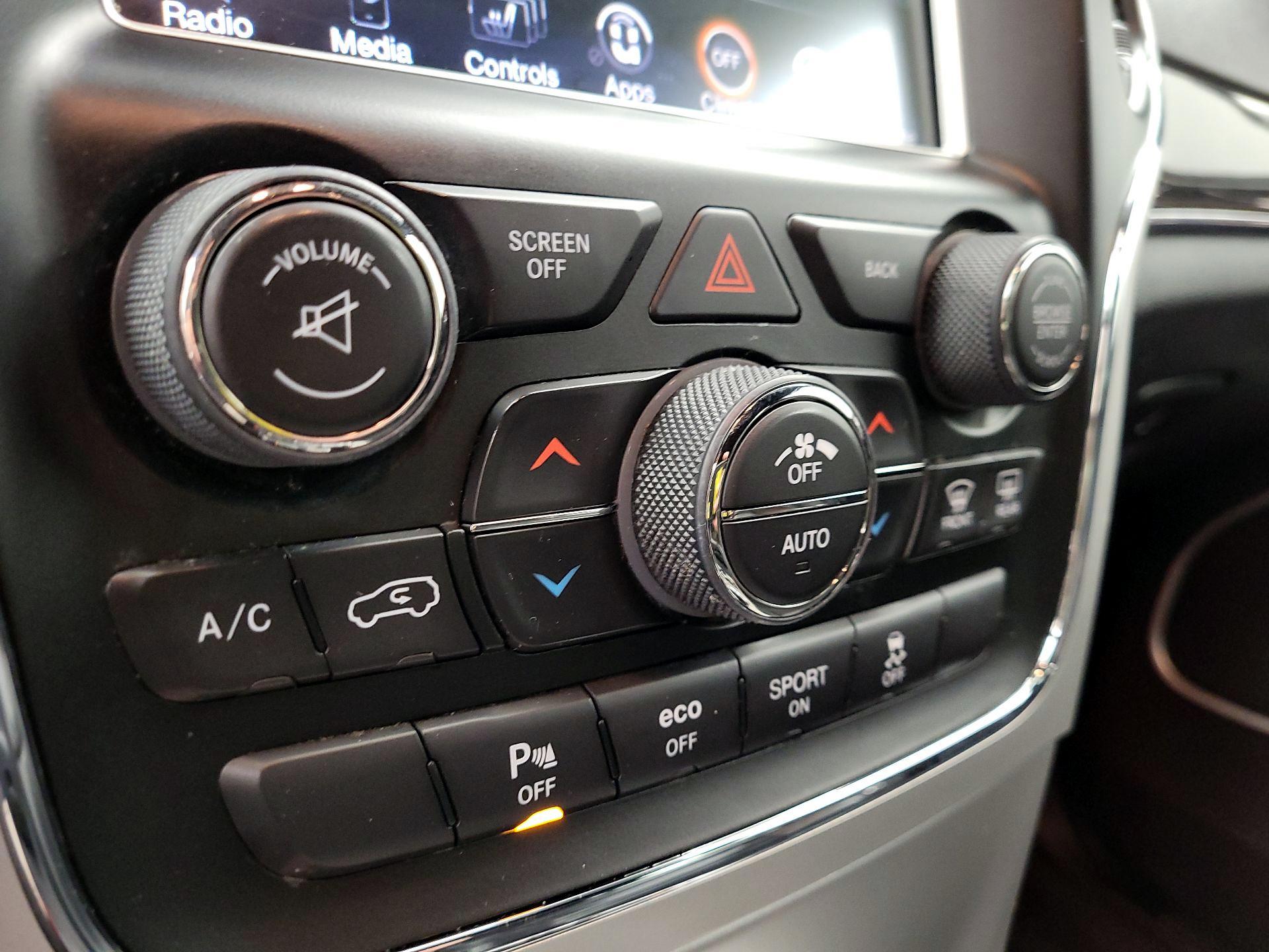 Thumbnail: 2016 Jeep Grand Cherokee - 17