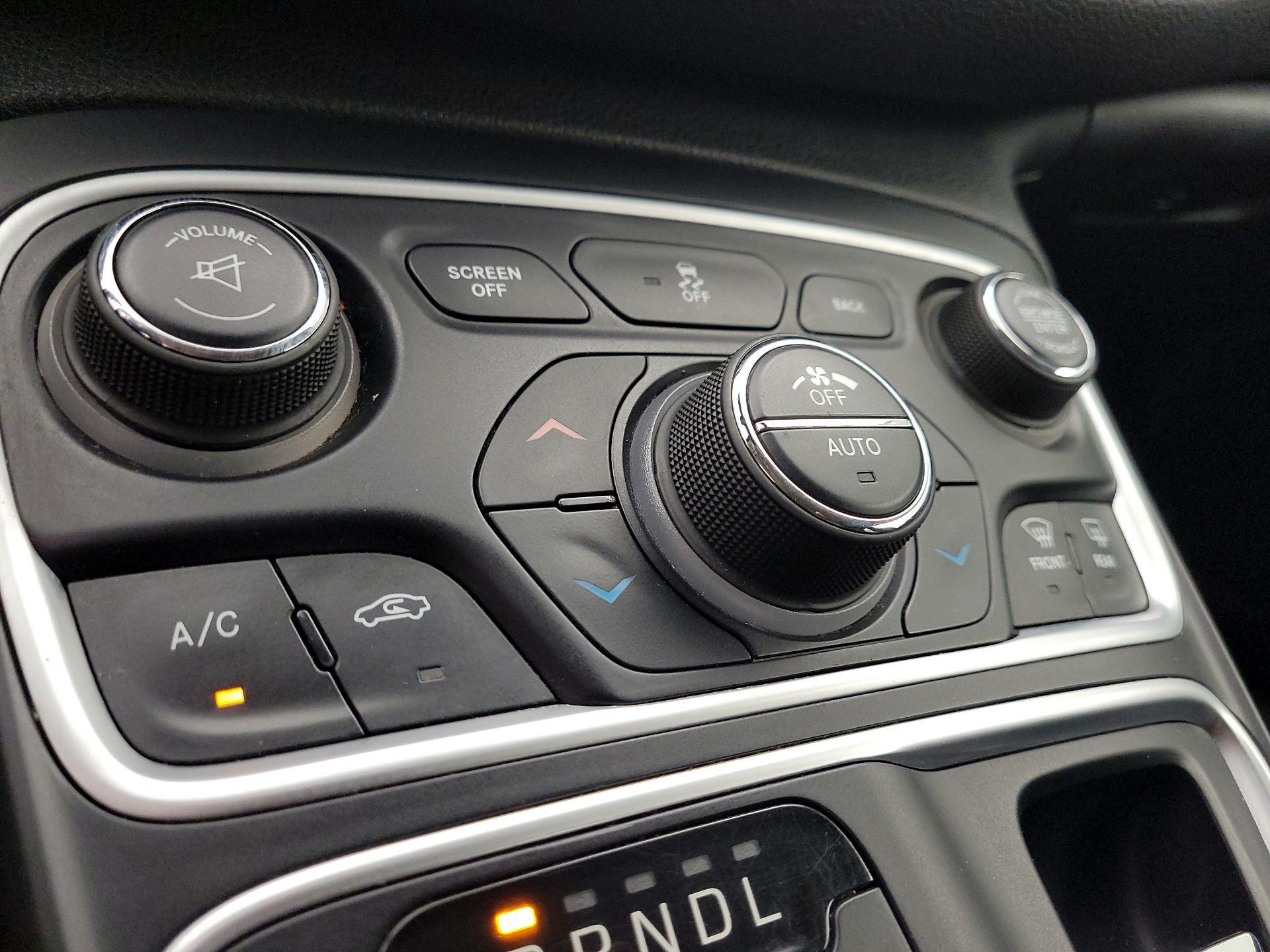Thumbnail: 2015 Chrysler 200 - 17