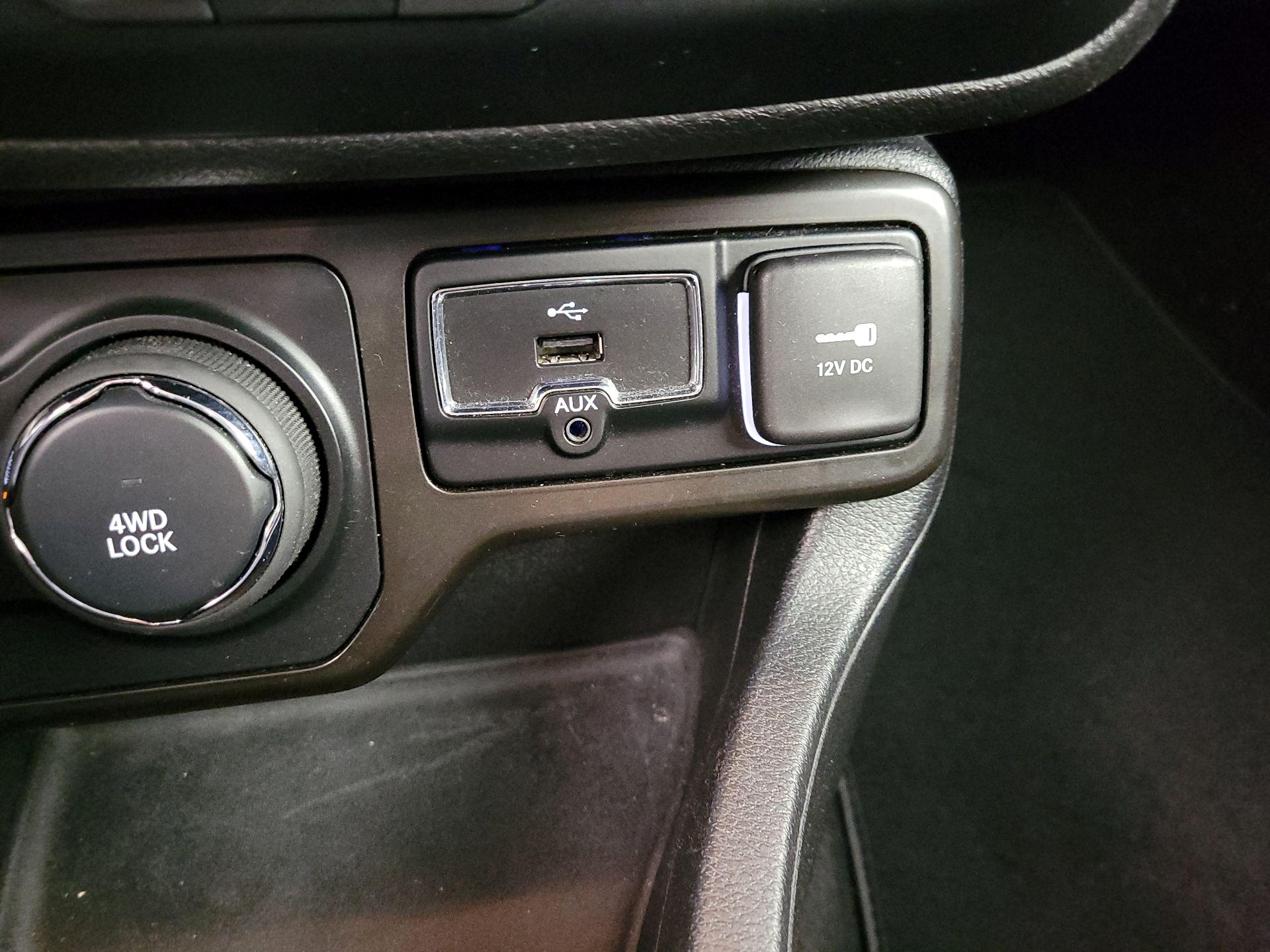 Thumbnail: 2019 Jeep Renegade - 17