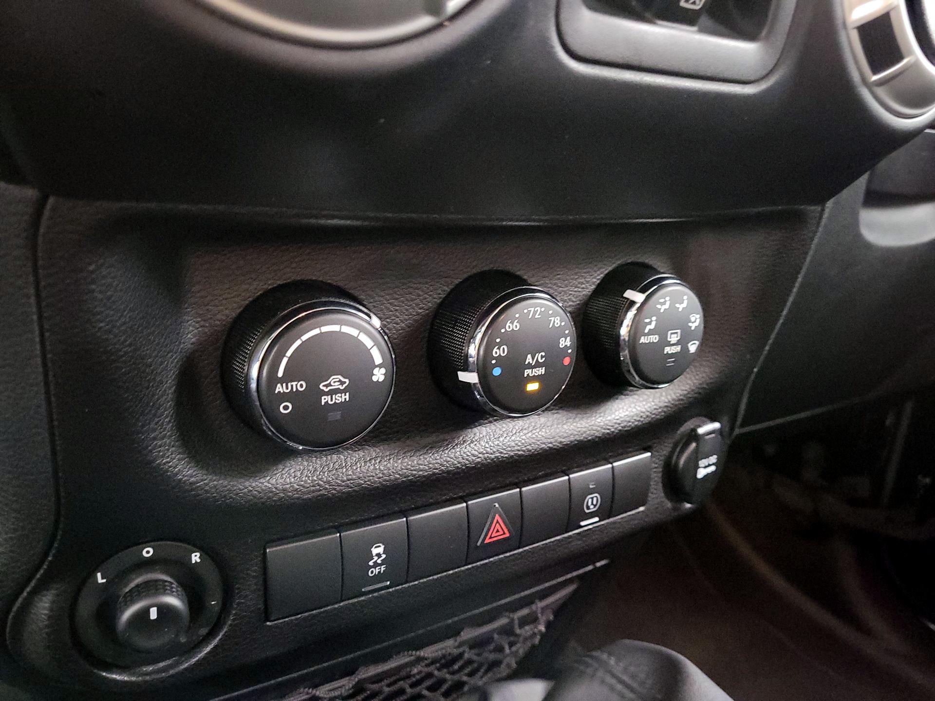 Thumbnail: 2018 Jeep Wrangler - 14