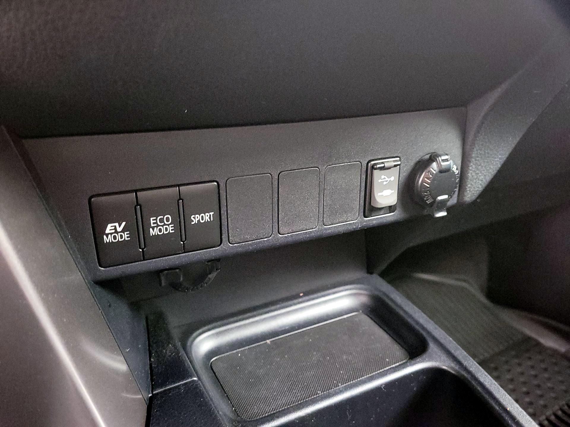 Thumbnail: 2017 Toyota RAV4 - 19