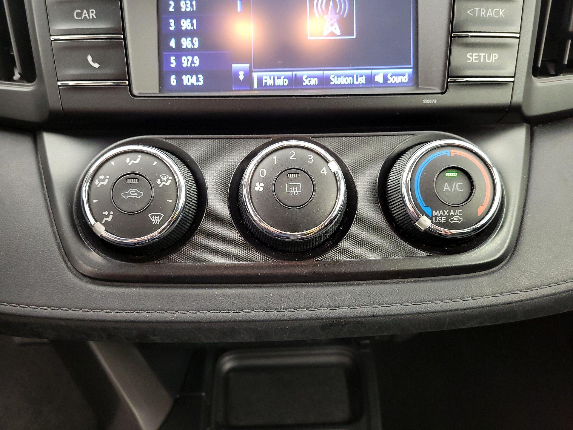 Thumbnail: 2016 Toyota RAV4 - 16